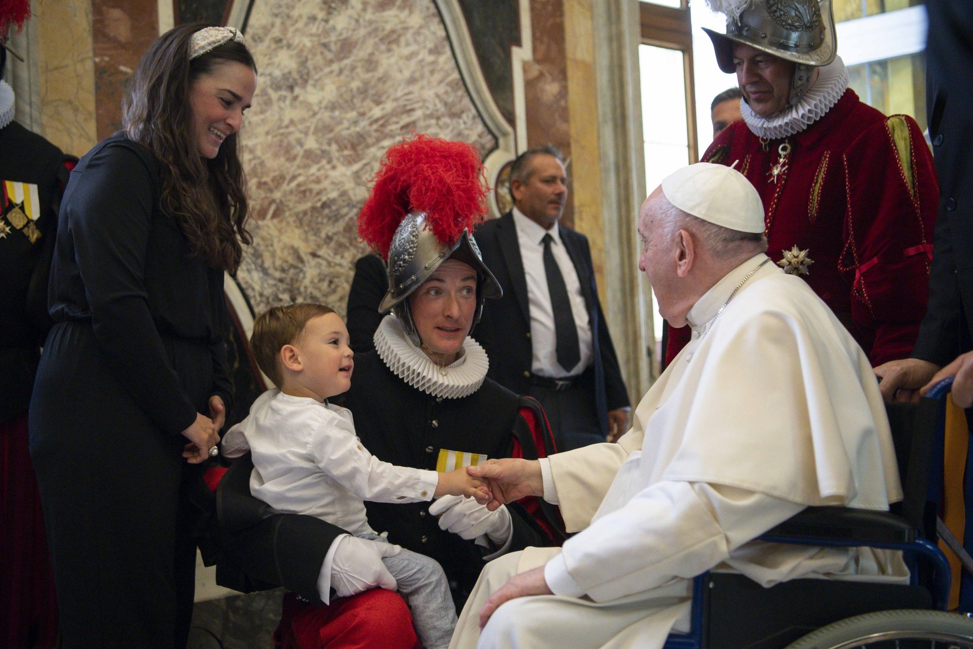El Papa Francisco saluda a un niño durante un encuentro con los nuevos miembros de la Guardia Suiza antes de su ceremonia de juramento en el Vaticano el 6 de mayo de 2022. (Foto CNS /Vatican Media)