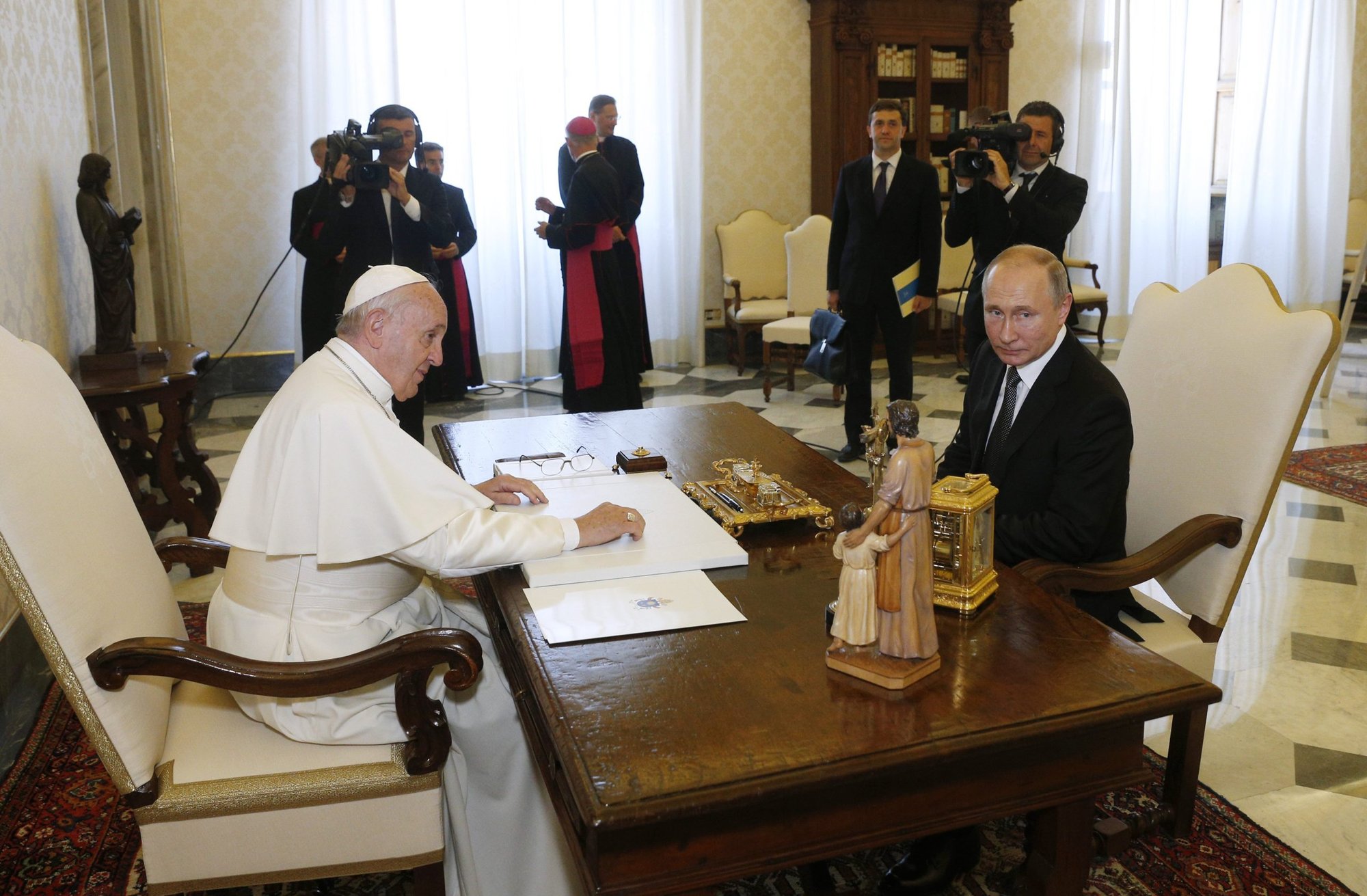 El papa Francisco se encuentra con el presidente ruso Vladimir Putin durante una audiencia privada en el Vaticano en esta foto de archivo del 4 de julio de 2019. El papa ha ofrecido a reunirse con Putin en Moscú para ayudar a poner fin a la guerra en Ucrania. El Vaticano aún no ha recibido una respuesta del líder ruso. (Foto CNS/Paul Haring)