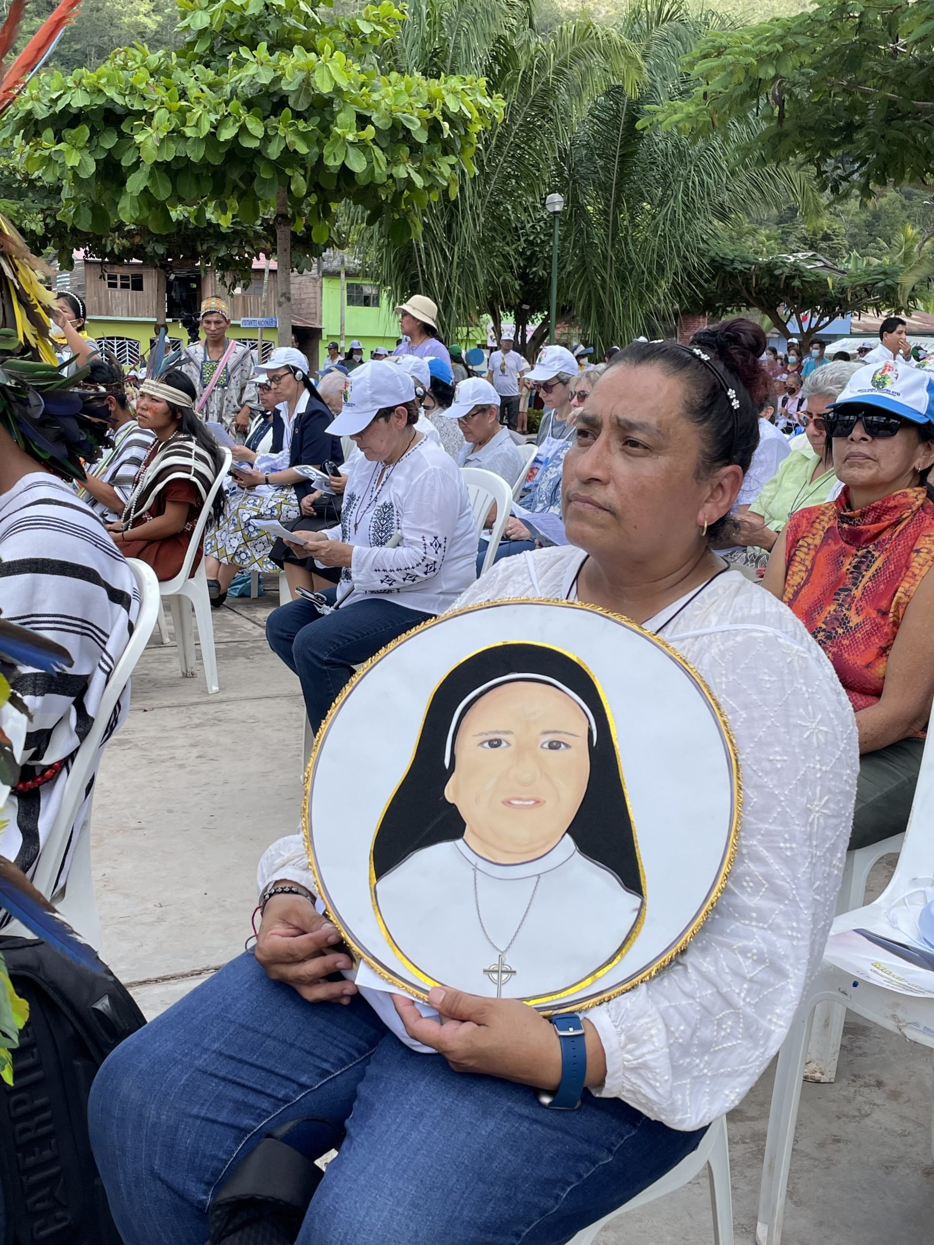 Una mujer sostiene una imagen de la Hermana del Buen Pastor María Agustina Rivas López durante la misa de beatificación de la Beata Agustina el 7 de mayo de 2022, en La Florida, en la región central del Amazonas de Perú, donde fue asesinada por terroristas en 1990. (Foto CNS /Kurth Mendoza, Conferencia Episcopal Peruana)