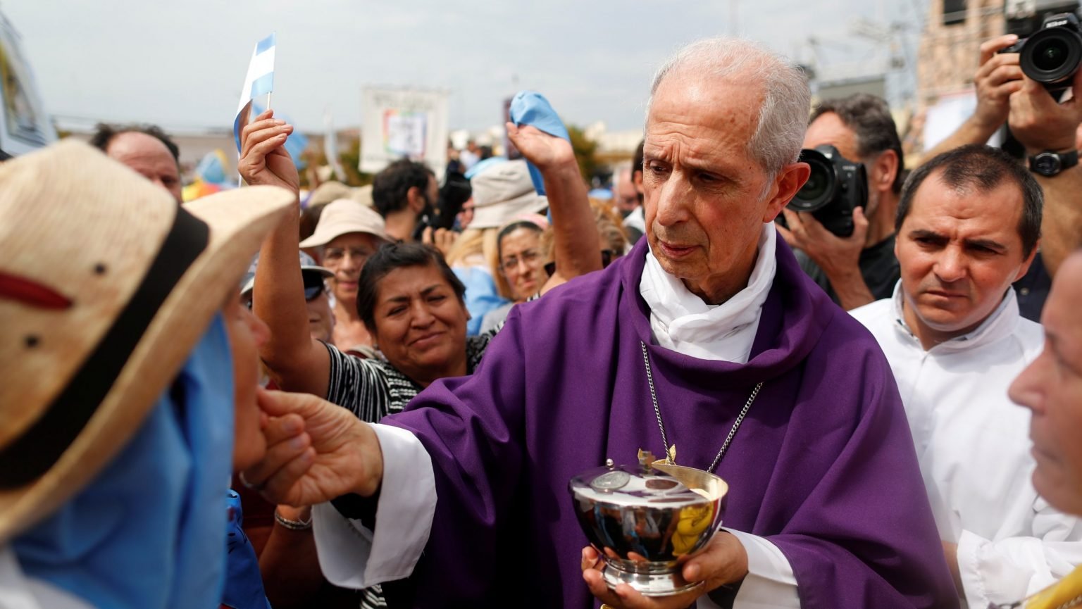 El cardenal Mario Poli de Buenos Aires, Argentina, distribuye la comunión durante una misa fuera de la Basílica de Nuestra Señora de Luján en Buenos Aires 8 de marzo de 2020. Una auditoría ordenada por el Vaticano en la Arquidiócesis de Buenos Aires ha revelado irregularidades en las ventas de bienes de la iglesia, pero dijo que no se cometieron delitos. (Foto CNS /Agustin Marcarian, Reuters)