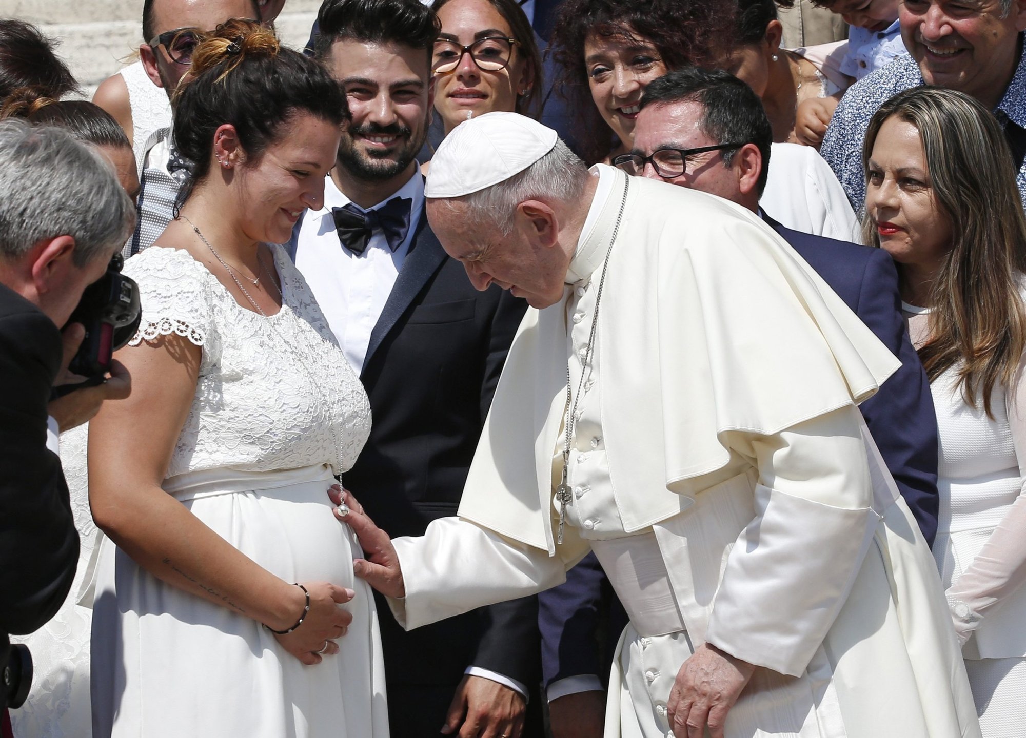 El papa Francisco bendice a una mujer embarazada durante su audiencia general semanal en la Plaza de San Pedro en el Vaticano el 5 de junio de 2019. En un mensaje enviado el 12 de mayo de 2022 a los participantes de una conferencia en Roma, el papa Francisco dijo que la disminución de las tasas de natalidad en Italia y los países occidentales están "empobreciendo el futuro de todos." (Foto CNS/Paul Haring)