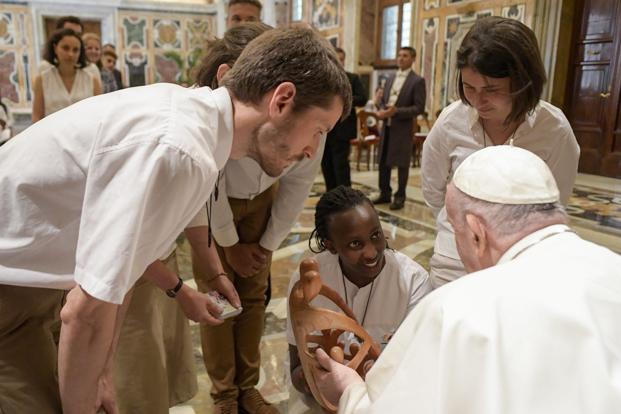 El Papa Francisco acepta un regalo de los miembros del movimiento laico Chemin Neuf al final de una audiencia el 16 de mayo de 2022, en la Sala Clementina del Palacio Apostólico en el Vaticano. (Foto CNS /Vatican Media)