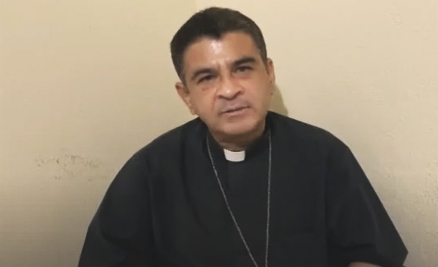 El obispo Rolando José Álvarez Lagos de Matagalpa, Nicaragua, aparece en esta captura de pantalla de un video publicado en YouTube el 19 de mayo de 2022, en el que dice que está siendo perseguido por la policía nicaragüense. (Captura de pantalla CNS/YouTube) EDITORES: Mejor imagen disponible.