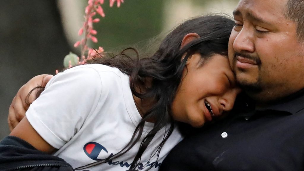 La gente reacciona fuera del Centro Cívico SSGT Willie de León, donde los estudiantes habían sido transportados desde la Escuela Primaria Robb después de un tiroteo, en Uvalde, Texas, 24 de mayo de 2022. (Foto CNS /Marco Bello, Reuters)