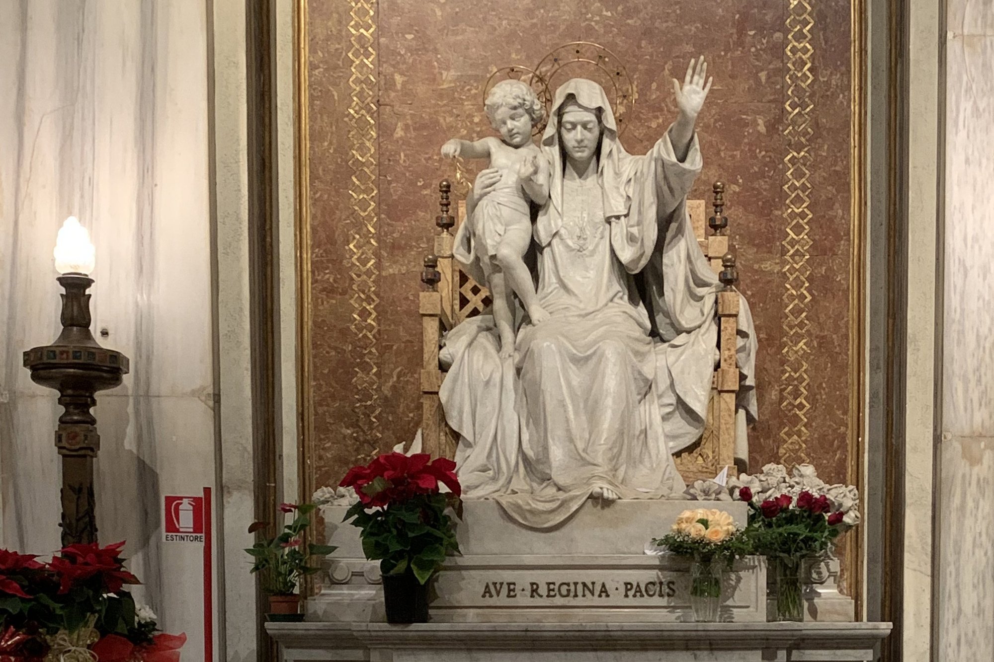 La estatua de Nuestra Señora Reina de la Paz se ve en la Basílica de Santa María la Mayor en Roma en esta foto de archivo del 10 de diciembre de 2019. El Papa Francisco cerrará el mes mariano de mayo rezando el rosario por la paz el 31 de mayo frente a la estatua. (Foto Cindy Wooden/CNS.)