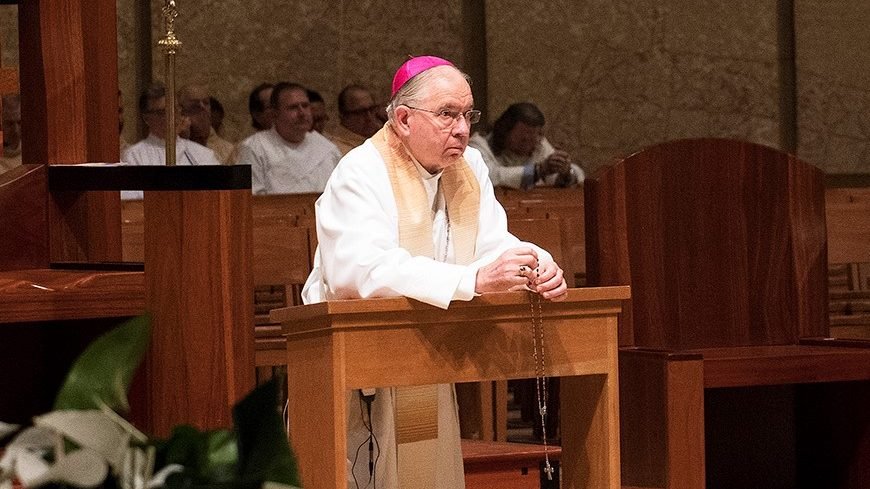 El arzobispo José H. Gómez reza el rosario antes del Desayuno Católico de Oración de Los Ángeles 2019. (Foto Víctor Alemán)