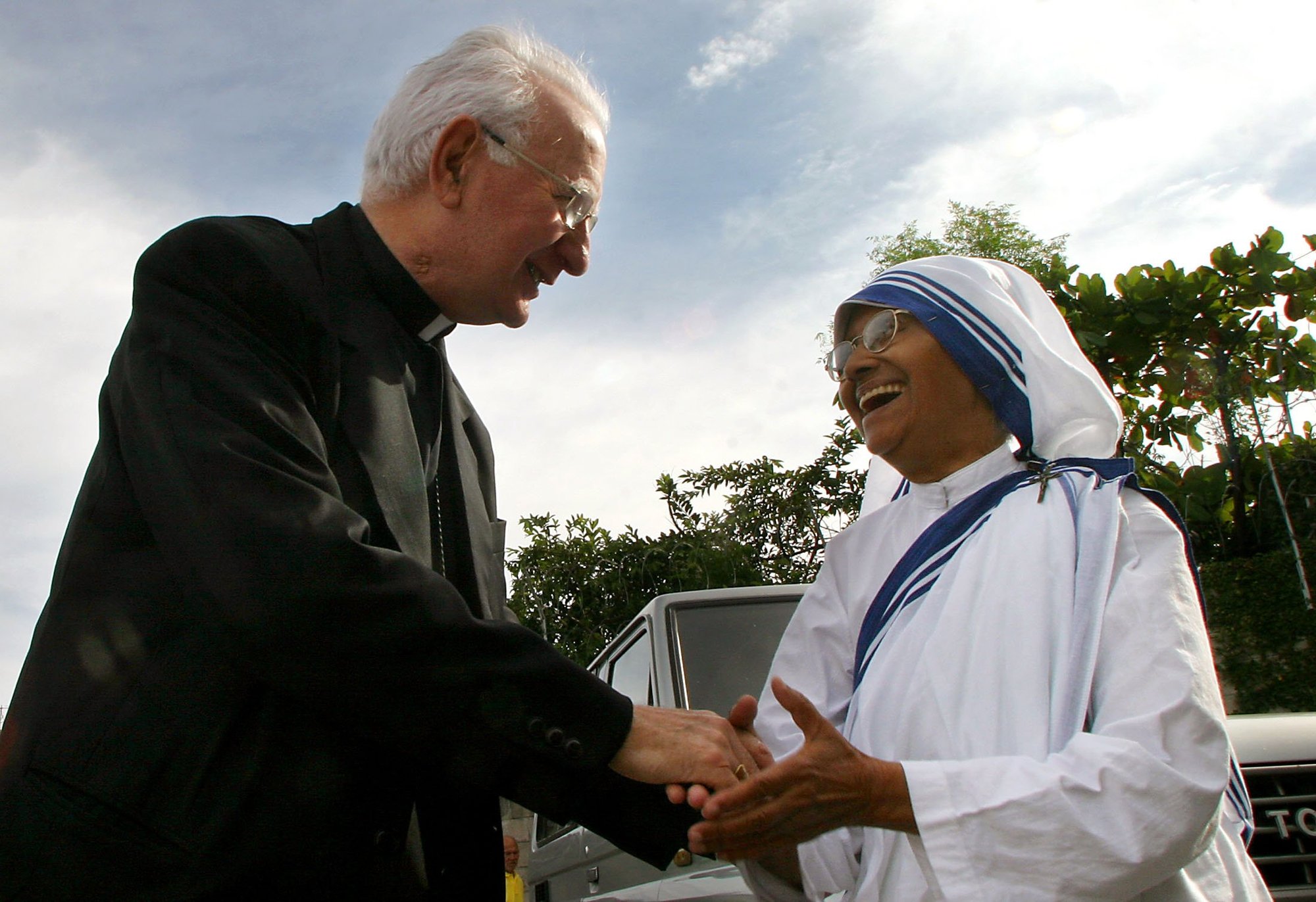 El arzobispo de San Salvador, Fernando Sáenz Lacalle, saluda a la hermana Nirmala Joshi, entonces directora de las Misioneras de la Caridad, en San Marcos, El Salvador, el 28 de octubre de 2004. El Arzobispo Sáenz murió el 28 de abril de 2022 por complicaciones relacionadas con la enfermedad de Alzheimer. (Foto CNS /Luis Galdamez, Reuters)