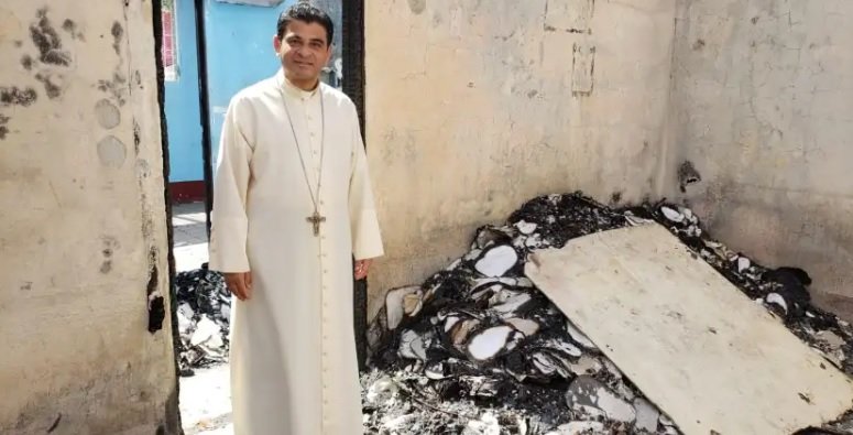 El obispo de Matagalpa, Rolando Álvarez, en el centro de la agencia caritativa Cáritas que fue quemado en un incendio provocado por fuerzas progubernamentales en 2018. Imagen tomada en noviembre de ese año. (Foto Inés San Martín/Crux.)