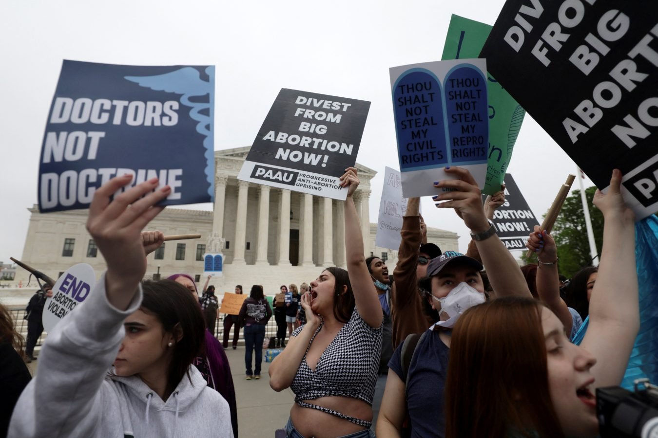Manifestantes en el exterior del Tribunal Supremo de EE.UU. en Washington, D.C., el 3 de mayo, tras la filtración de un borrador de opinión mayoritaria escrito por el juez Samuel Alito que prepara la anulación de la histórica decisión sobre el derecho al aborto Roe v. Wade por parte de la mayoría del tribunal a finales de este año. (Foto CNS /Evelyn Hockstein, Reuters)