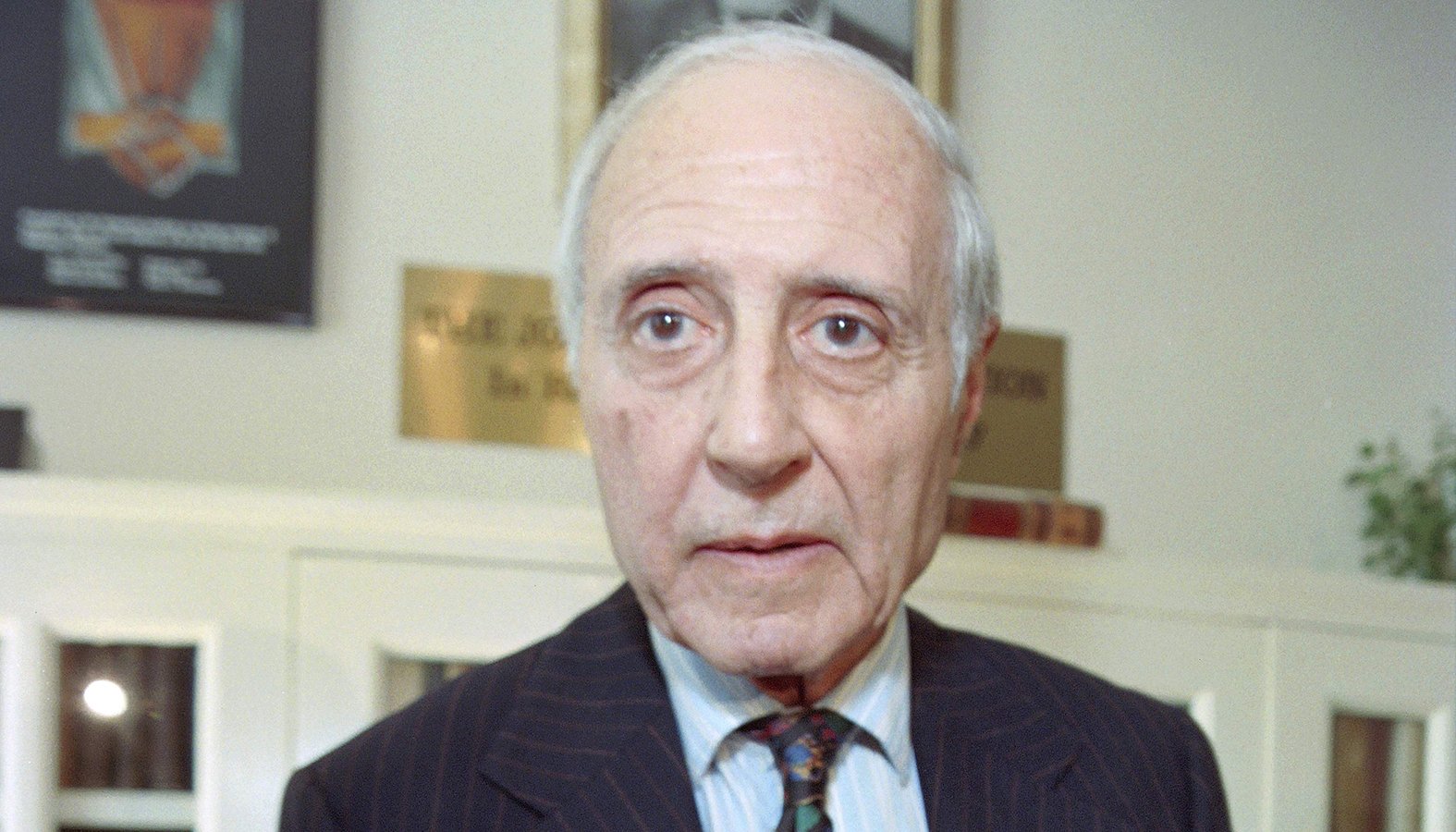 Lawrence Lader en 1996. (Bob Strong/AFP vía Getty Images)