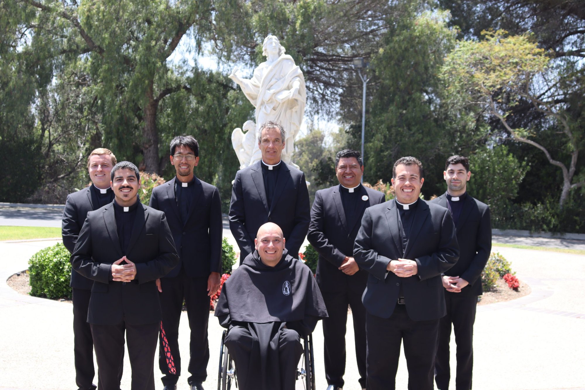 Los hombres que serán ordenados diáconos transitorios para la Arquidiócesis de Los Ángeles, de izquierda a derecha: Michael DiPietro, Emmanuel Sanchez, Hieu Nguyen, Rene Haarpaintner, Bro. César Galán, FSP (en silla de ruedas), Sergio Sandoval Martínez, Enrique Piceno, Luis Gerardo Peña. (Foto Padre Ray Márquez)