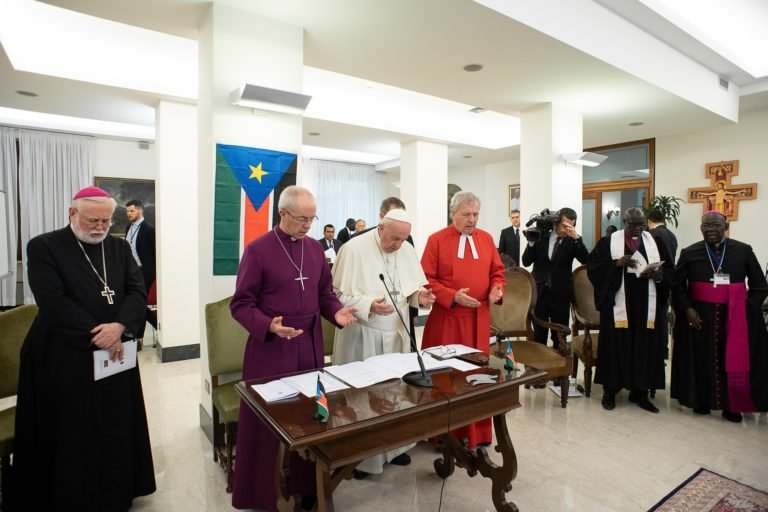 El papa Francisco reza junto al arzobispo Paul Gallagher, ministro de Asuntos Exteriores del Vaticano, el arzobispo anglicano de Canterbury, Justin Welby, y el reverendo John Chalmers, antiguo moderador de la Iglesia Presbiteriana de Escocia, el 11 de abril de 2019, al término de un retiro de dos días en el Vaticano para los líderes políticos de Sudán del Sur. También participaron miembros del Consejo de Iglesias de Sudán del Sur, que ha estado trabajando para poner fin a la guerra civil. (Foto CNS /Vatican Media via Reuters)