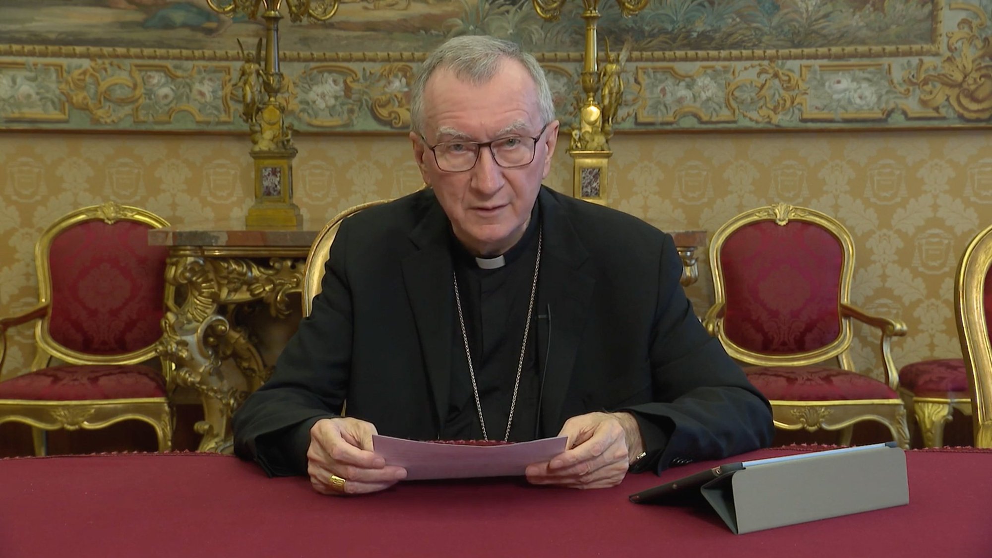 El cardenal Pietro Parolin, secretario de Estado del Vaticano, habla desde el Vaticano en un mensaje que anima al personal militar a descargar la aplicación "Catholic Military Connect" en esta imagen tomada de un vídeo publicado el 13 de mayo de 2022. La aplicación proporciona un fácil acceso a las respuestas a las preguntas de los militares, las oraciones por los militares, los testimonios, y conecta al personal militar con las capellanías de todo el mundo. (Foto CNS/cortesía de Tweeting with God)