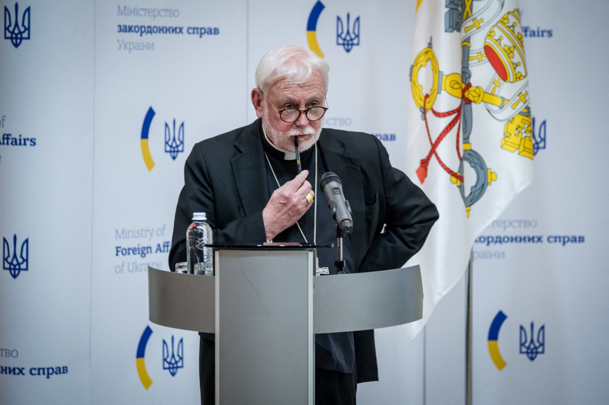 El arzobispo Paul R. Gallagher, ministro de Asuntos Exteriores del Vaticano, asiste a una conferencia de prensa conjunta con Dmytro Kuleba, ministro de Asuntos Exteriores de Ucrania, en Kiev, Ucrania, el 20 de mayo de 2022. El arzobispo Gallagher se reunió con líderes de la iglesia, personas desplazadas y funcionarios del gobierno de Ucrania. (CNS /Servicio de Prensa del Ministerio de Asuntos Exteriores de Ucrania/distribución vía Reuters)