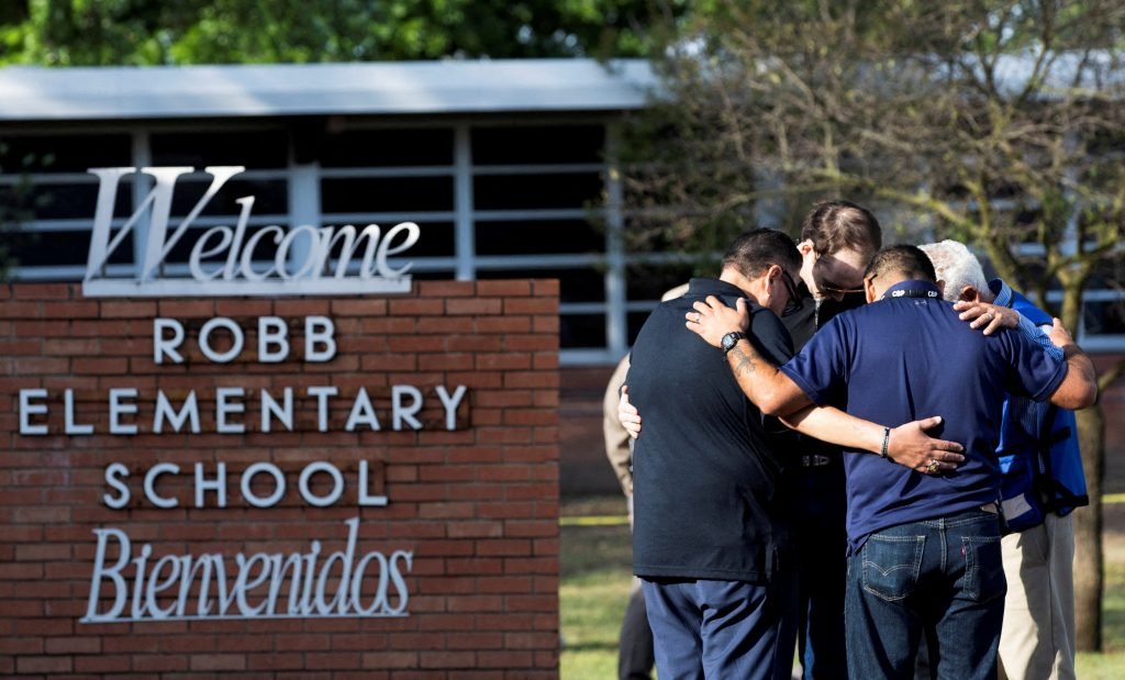 La gente se reúne en la Escuela Primaria Robb en Uvalde, Texas, el 25 de mayo, el día después de un tiroteo masivo. (Foto CNS /Nuri Vallbona, Reuters)