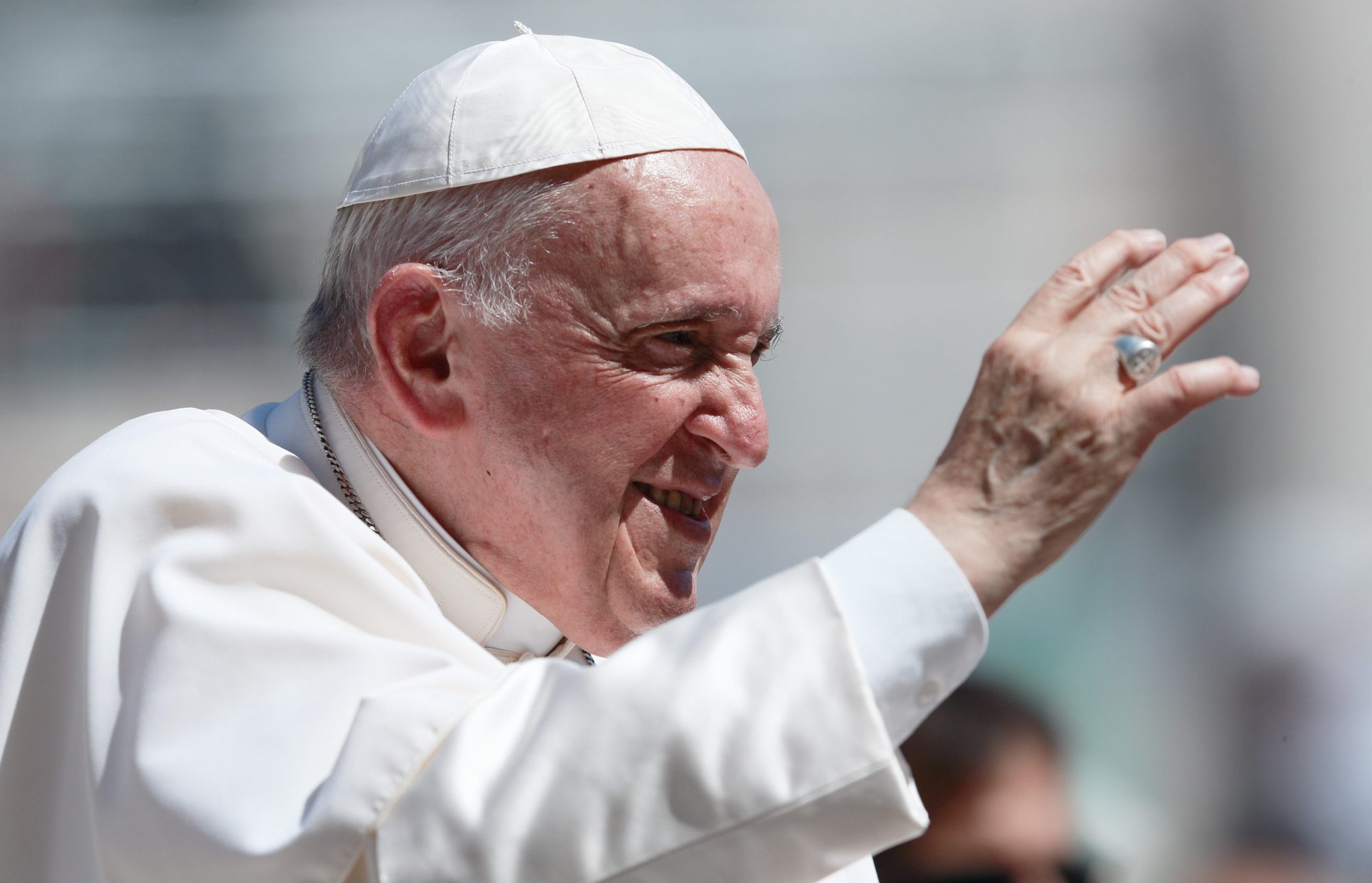 El Papa Francisco saluda al salir de su audiencia general en la Plaza de San Pedro del Vaticano el 1 de junio de 2022. (Foto CNS /Paul Haring)