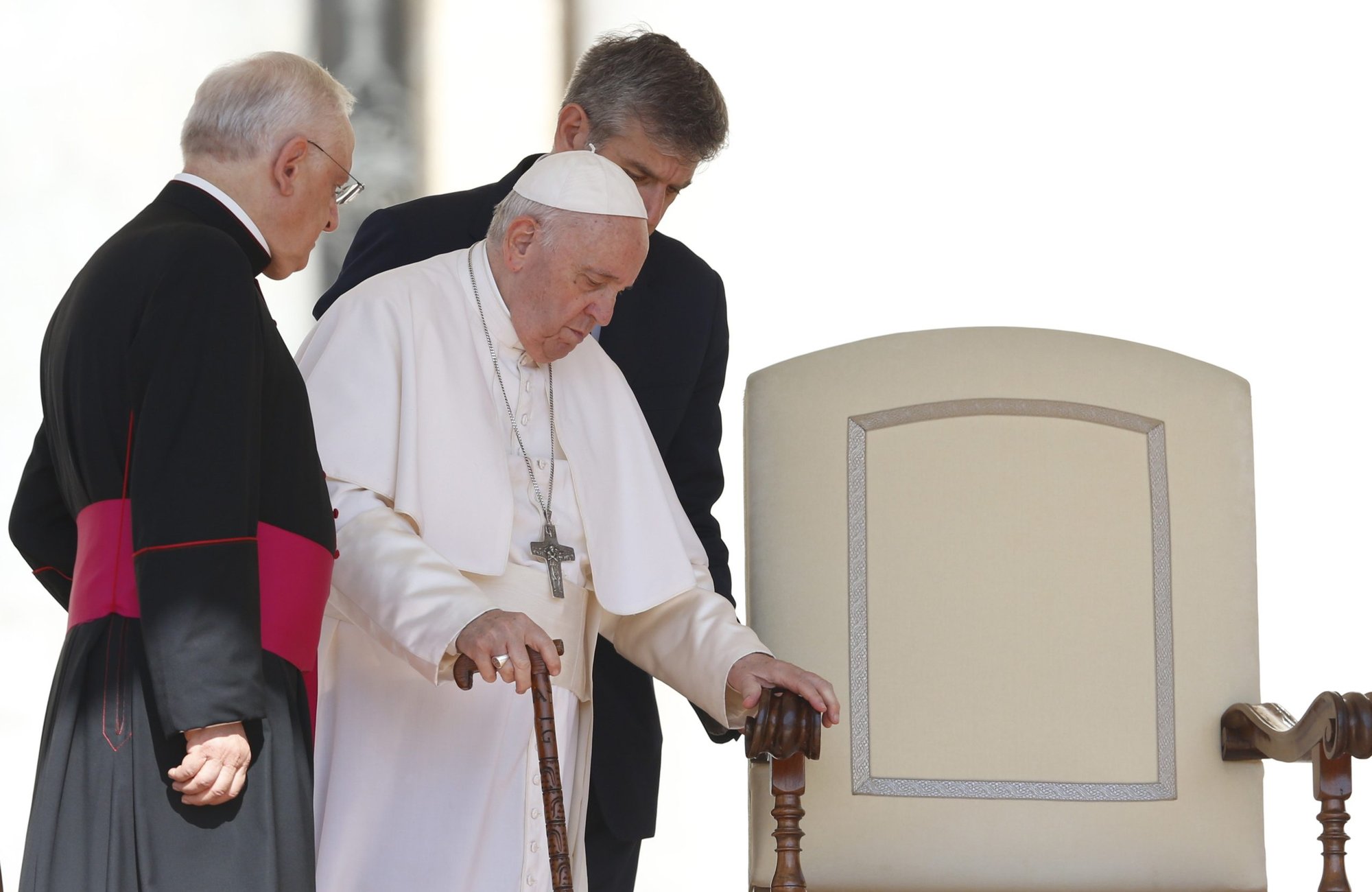 El Papa Francisco llega a su silla durante su audiencia general en la Plaza de San Pedro del Vaticano el 8 de junio de 2022. (Foto CNS /Paul Haring)