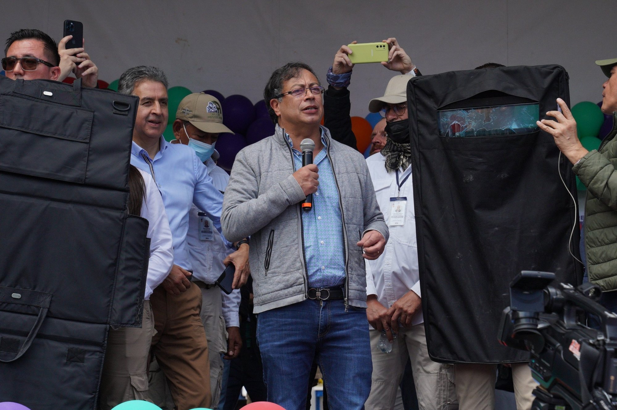 El candidato presidencial colombiano Gustavo Petro habla con partidarios en la ciudad de Zipaquira el 22 de mayo de 2022. El senador es un ex miembro de un grupo rebelde y está tratando de convertirse en el primer presidente de izquierda de la nación. Los obispos colombianos están instando a los votantes a "dejar las emociones a un lado" y votar por el bien común a medida que se acerca la elección presidencial. (Foto CNS/Manuel Rueda)