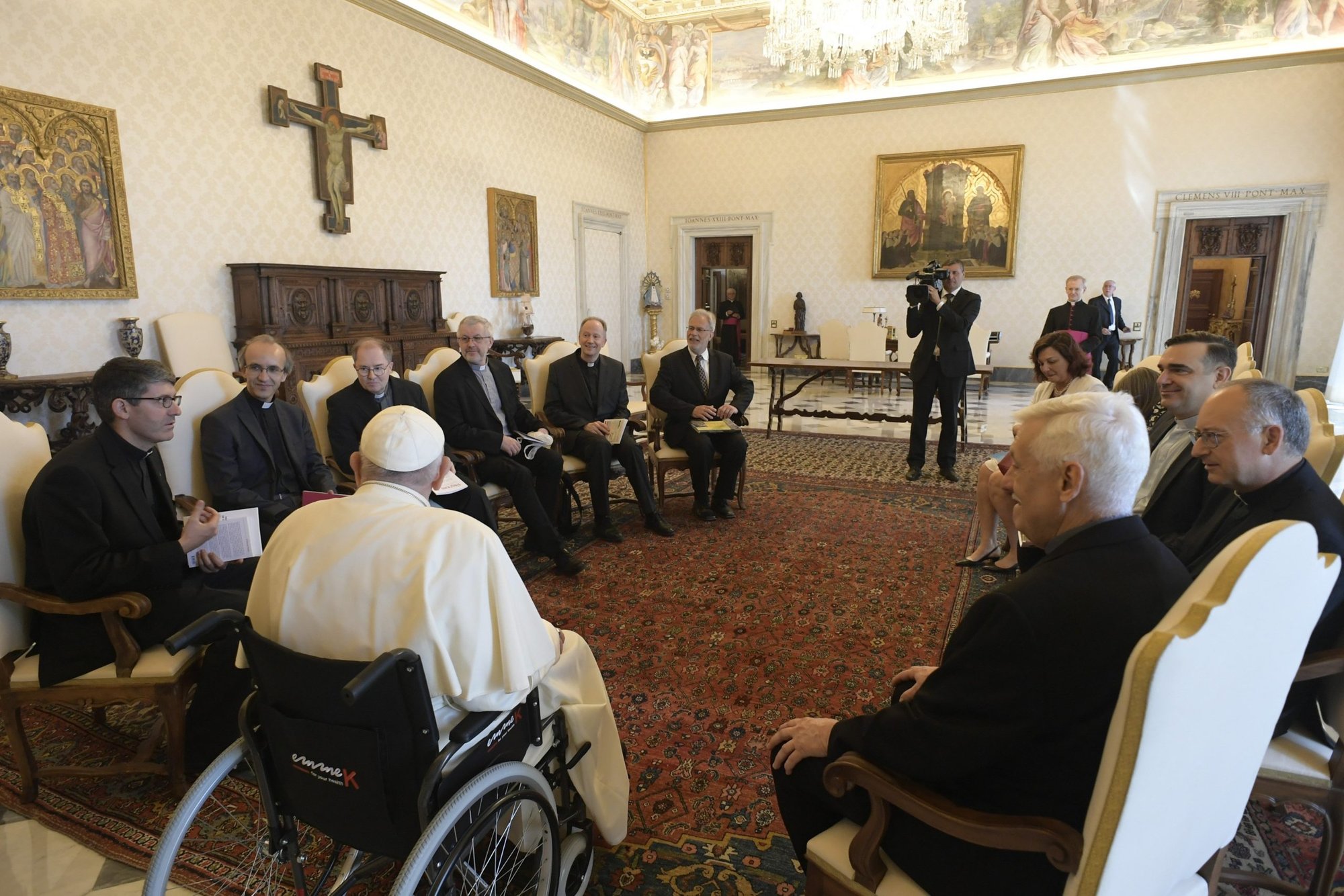El Papa Francisco se reúne con los editores de 10 revistas jesuitas europeas y el padre Arturo Sosa, superior general de los jesuitas, el 19 de mayo de 2022, en la biblioteca del Palacio Apostólico del Vaticano. El Papa respondió a las preguntas de los editores sobre la guerra en Ucrania, el estado actual de la Iglesia Católica y cómo toma decisiones cuando una diócesis está experimentando agitación. (CNS /Vatican Media)