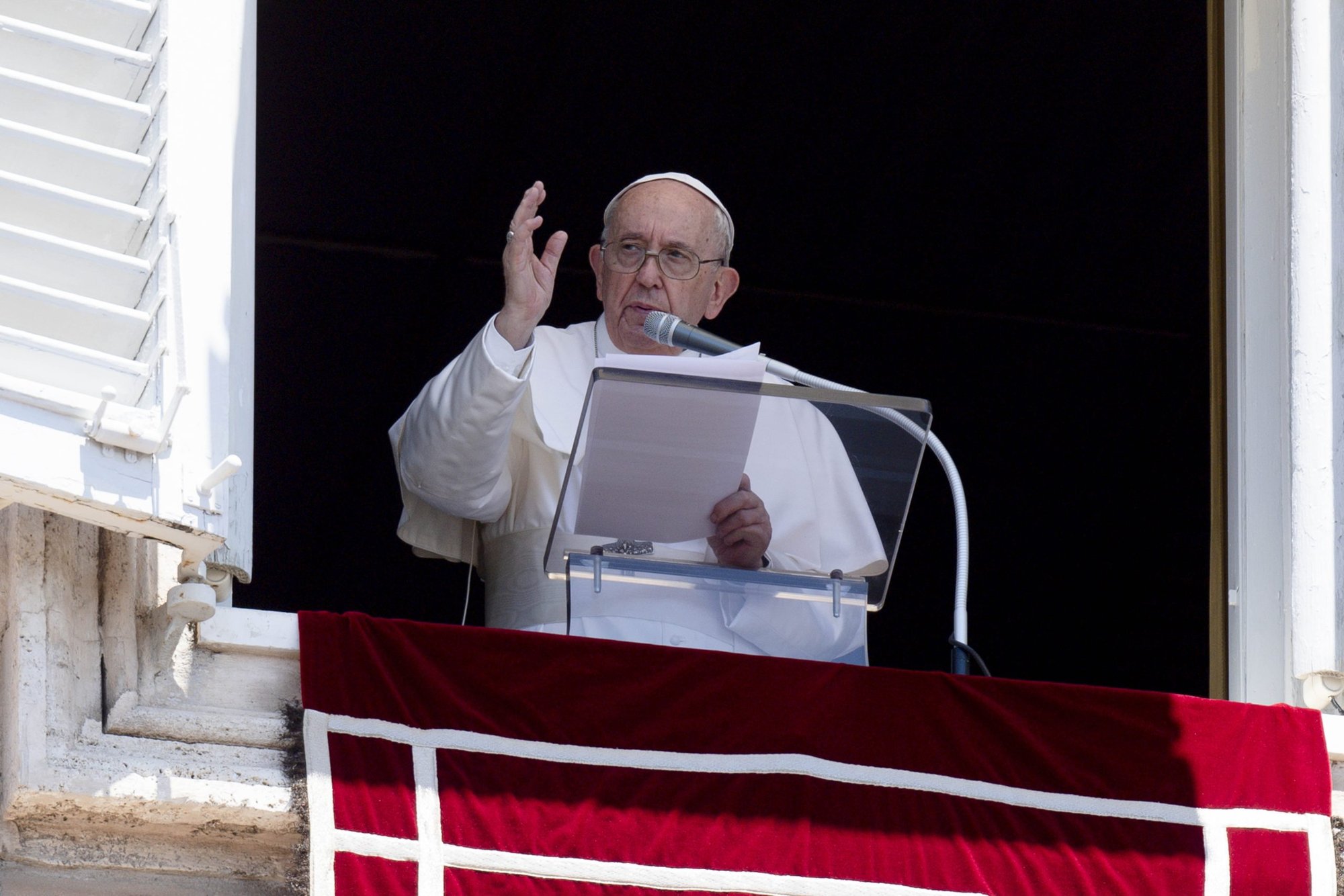 El papa Francisco da su bendición desde la ventana de su estudio con vista a la Plaza de San Pedro en el Vaticano el 12 de junio de 2022, después de rezar el Ángelus con personas reunidas en la plaza. (Foto CNS/Vatican Media)