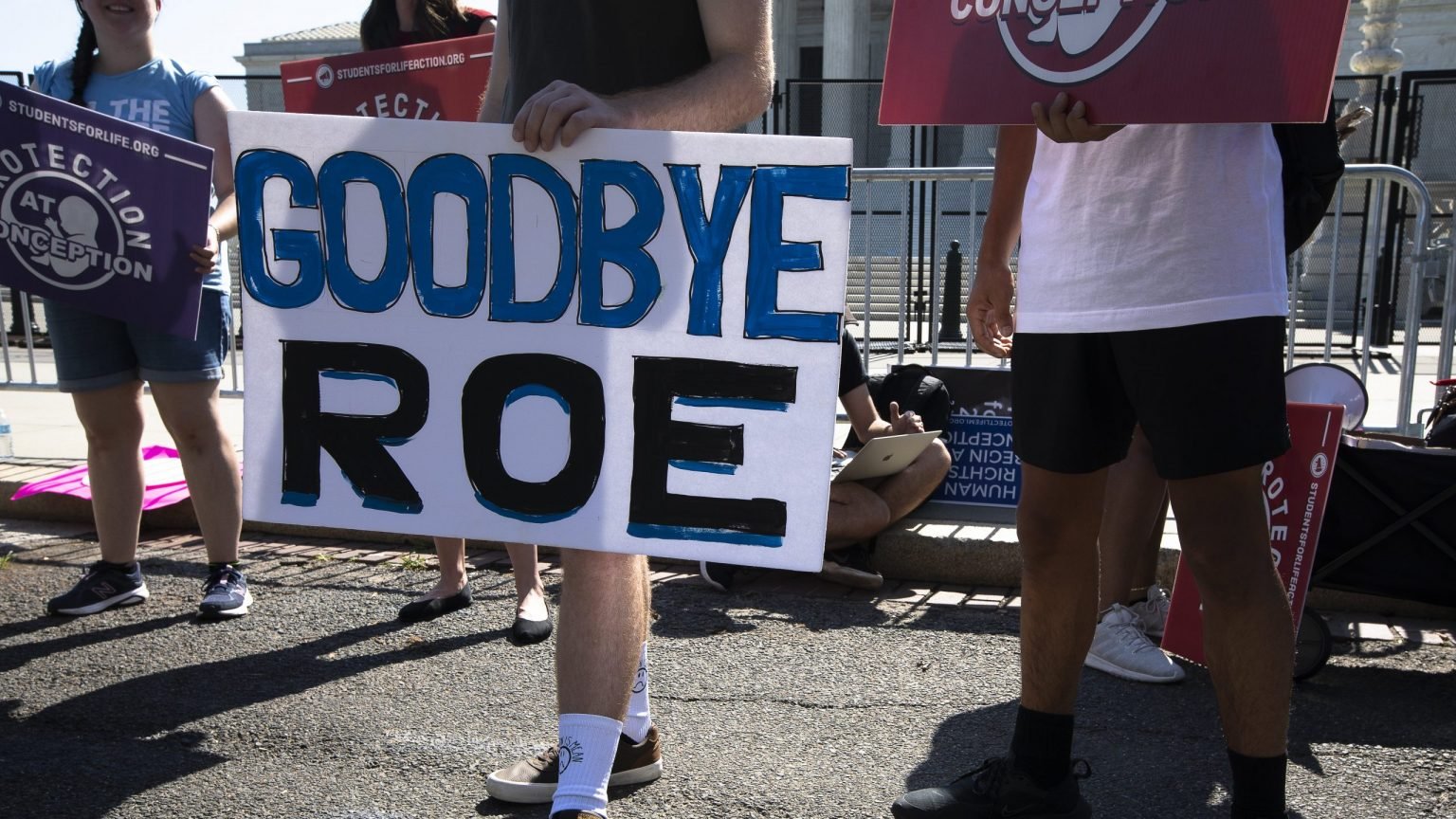 Manifestantes provida en Washington celebran ante el Tribunal Supremo el 24 de junio de 2022, cuando el tribunal anuló la histórica decisión sobre el aborto de Roe v. Wade en su fallo en el caso Dobbs sobre una ley de Mississippi que prohíbe la mayoría de los abortos después de las 15 semanas. (Foto CNS/Evelyn Hockstein, Reuters)