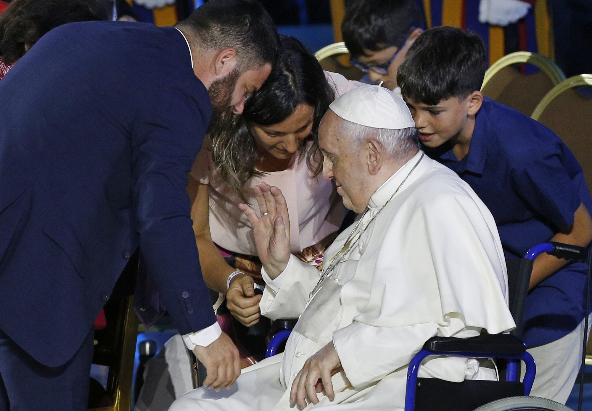El Papa Francisco bendice a Pietro y Erika Chiriaco, que acogen a una familia ucraniana en Italia, al inaugurar el Encuentro Mundial de las Familias en el aula Pablo VI del Vaticano el 22 de junio de 2022. El Festival de las Familias, una velada de intercambio y música, fue el evento de apertura del encuentro de cinco días. (CNS/Paul Haring)