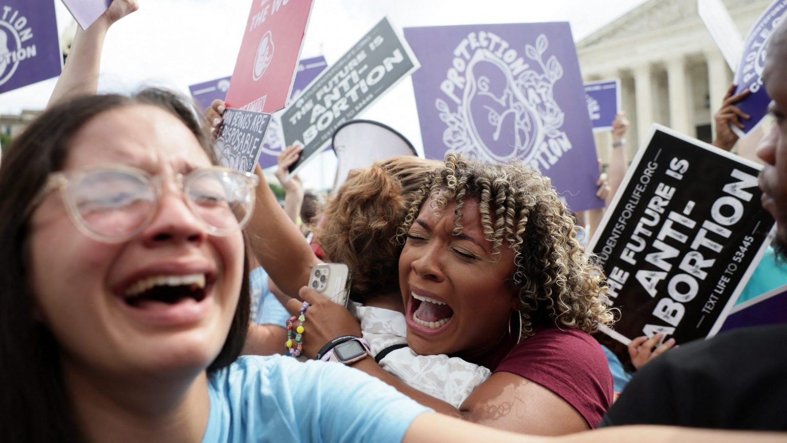 Manifestantes provida en Washington celebran ante el Tribunal Supremo el 24 de junio de 2022, cuando el tribunal anuló la histórica decisión sobre el aborto de Roe v. Wade en su fallo en el caso Dobbs sobre una ley de Mississippi que prohíbe la mayoría de los abortos después de las 15 semanas. (Foto CNS/Evelyn Hockstein, Reuters)