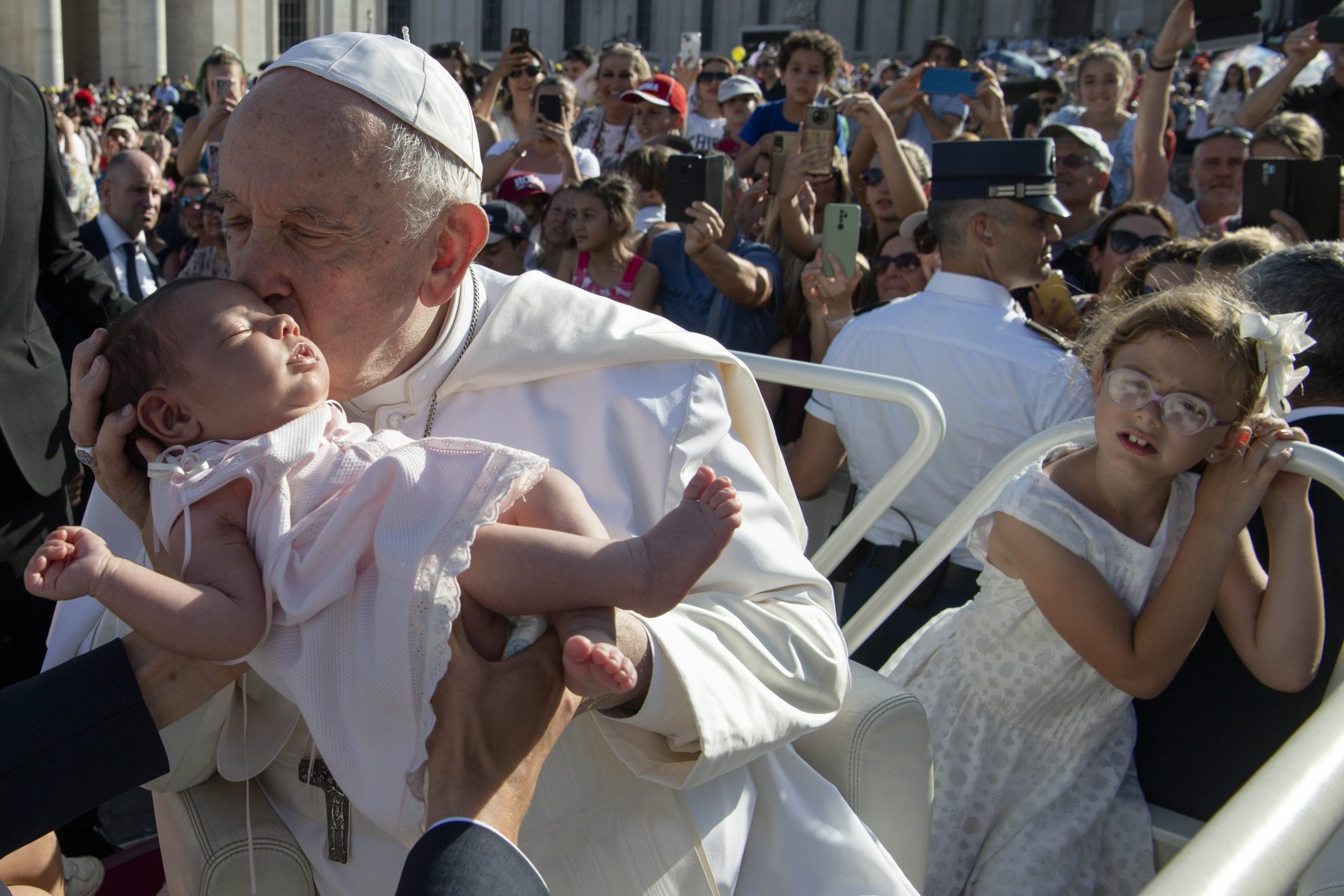 El Papa Francisco besa a un bebé antes de asistir a la misa en la Plaza de San Pedro durante el Encuentro Mundial de las Familias en el Vaticano el 25 de junio de 2022. El cardenal estadounidense Kevin J. Farrell, prefecto del Dicasterio para los Laicos, la Familia y la Vida, presidió la misa. (Foto CNS /Vatican Media)