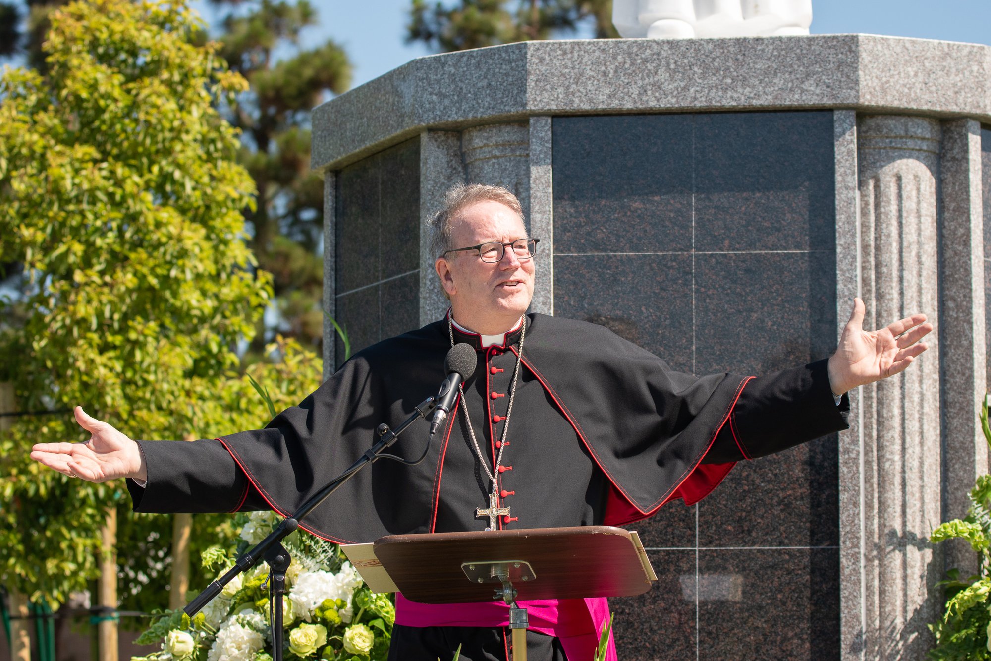 El obispo Robert Barron habla en la inauguración de la nueva zona de enterramiento de sacerdotes en el cementerio de Santa Clara en Oxnard, California, en agosto de 2021. (JohnMichael Filippone)