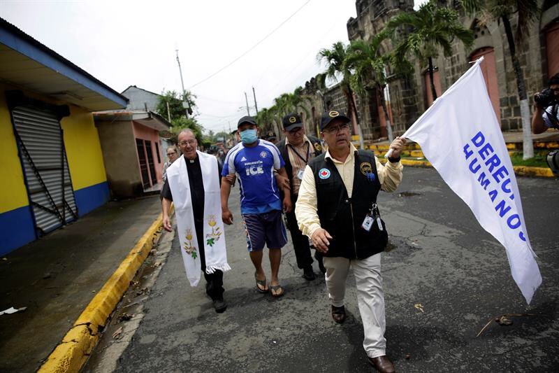 El padre Edwin Román, en una foto sin fecha, en Nicaragua. (Foto Twitter/Román.)