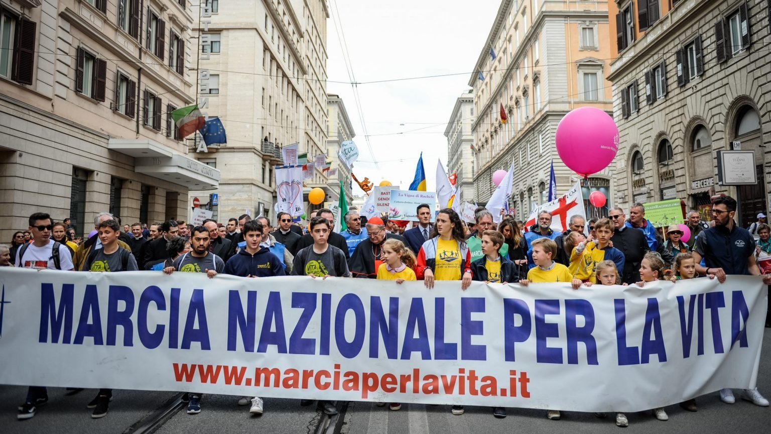 La gente camina en la novena marcha nacional por la vida en Roma el 18 de mayo de 2019. El aborto es legal en Italia desde 1978. (Foto CNS/cortesía Marcia per la Vita)