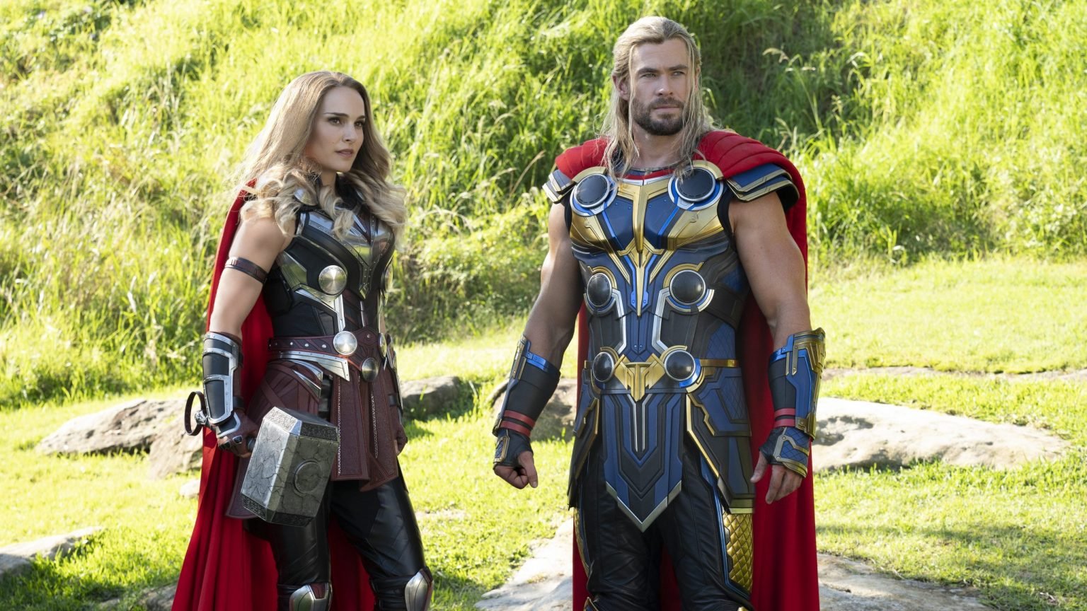 Natalie Portman y Chris Hemsworth protagonizan una escena de la película "Thor: Amor y Trueno". (Foto CNS /Jasin Boland, Marvel Studios)
