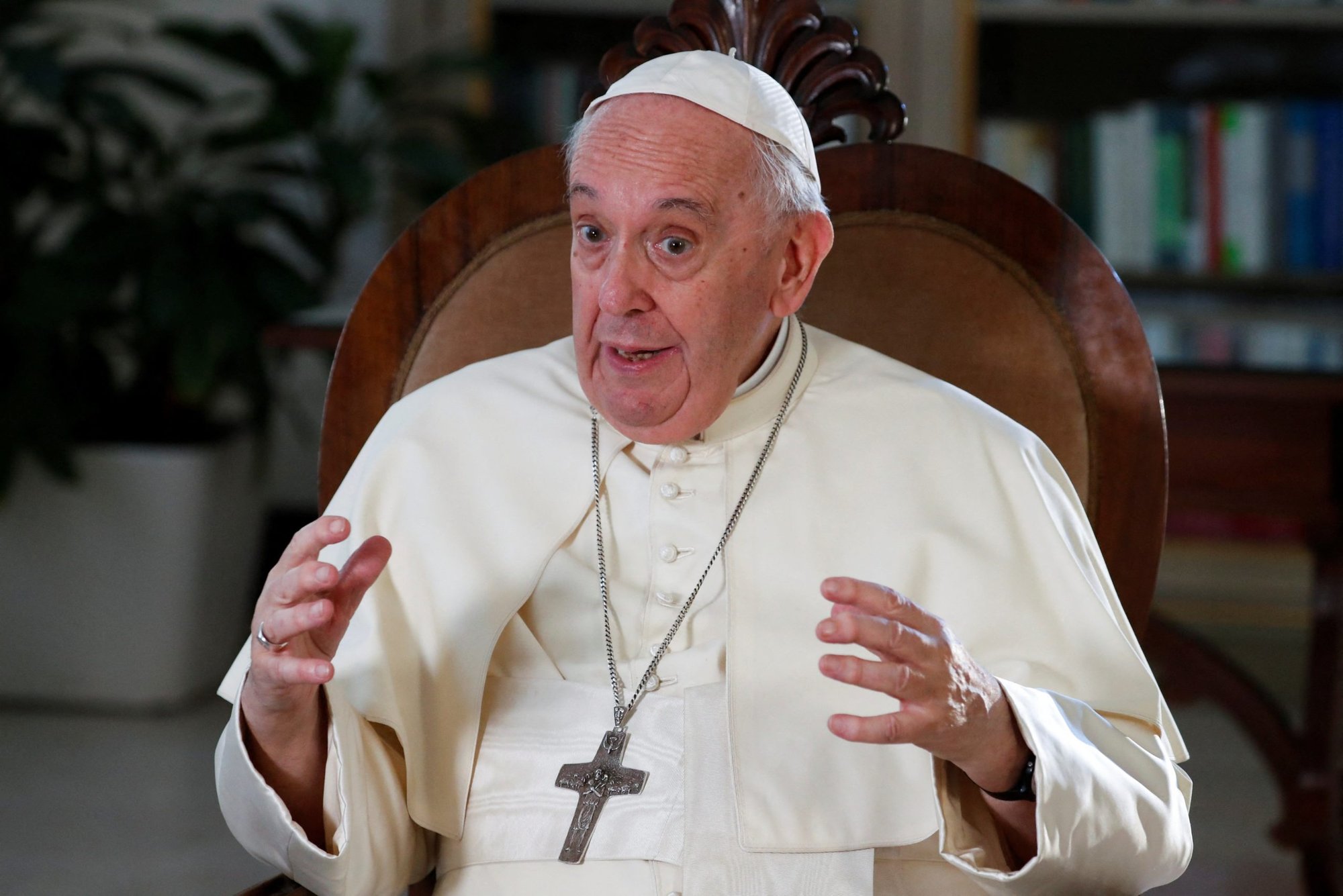 El Papa Francisco habla durante una entrevista exclusiva con Reuters en el Vaticano el 2 de julio de 2022. (Foto CNS/Remo Casilli, Reuters)