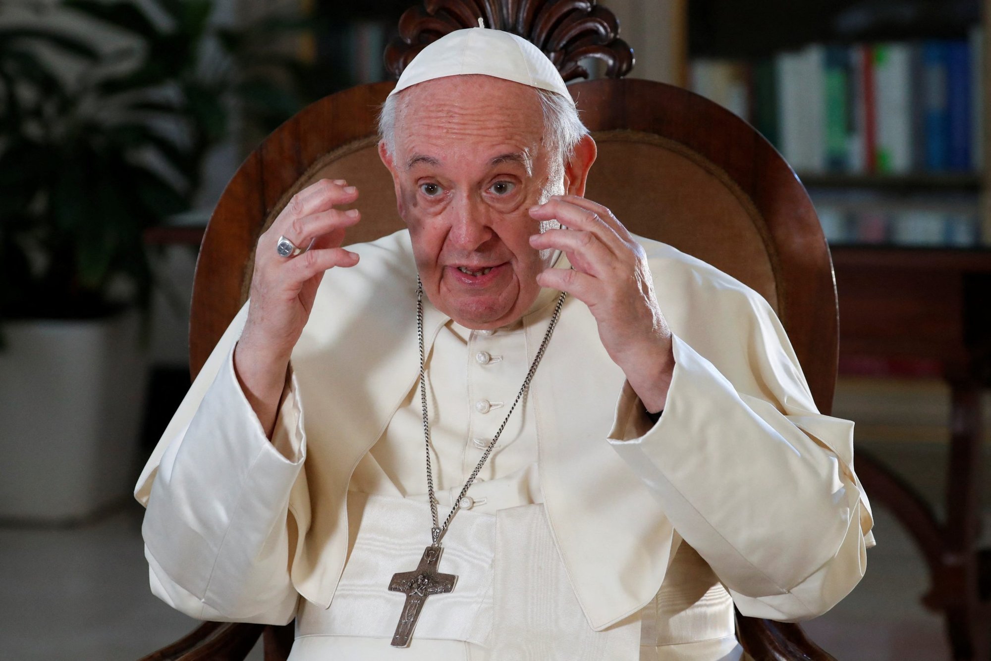 El Papa Francisco habla durante una entrevista con Reuters en el Vaticano el 2 de julio de 2022. (Foto CNS/Remo Casilli, Reuters/ Archivo)