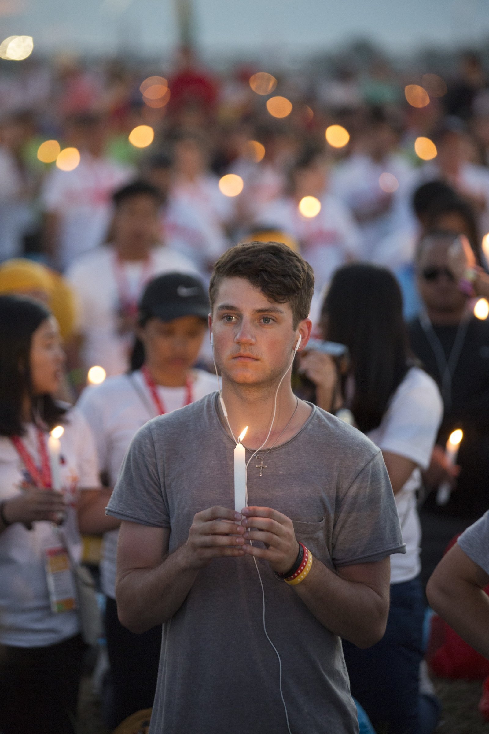 Peregrinos de la Jornada Mundial de la Juventud cargan velas durante una vigilia de oración con el papa Francisco en Cracovia, Polonia, en esta foto de archivo del 30 de julio de 2016. En un mensaje del 11 de julio a los jóvenes que asistieron a la "Conferencia de la Juventud de la UE" en Praga, el papa dijo que los hombres y mujeres jóvenes en Europa deben mirar más allá de las "ideologías miopes" que prevalecen en el mundo de hoy. (Foto CNS/Jaclyn Lippelmann, Norma Católica)