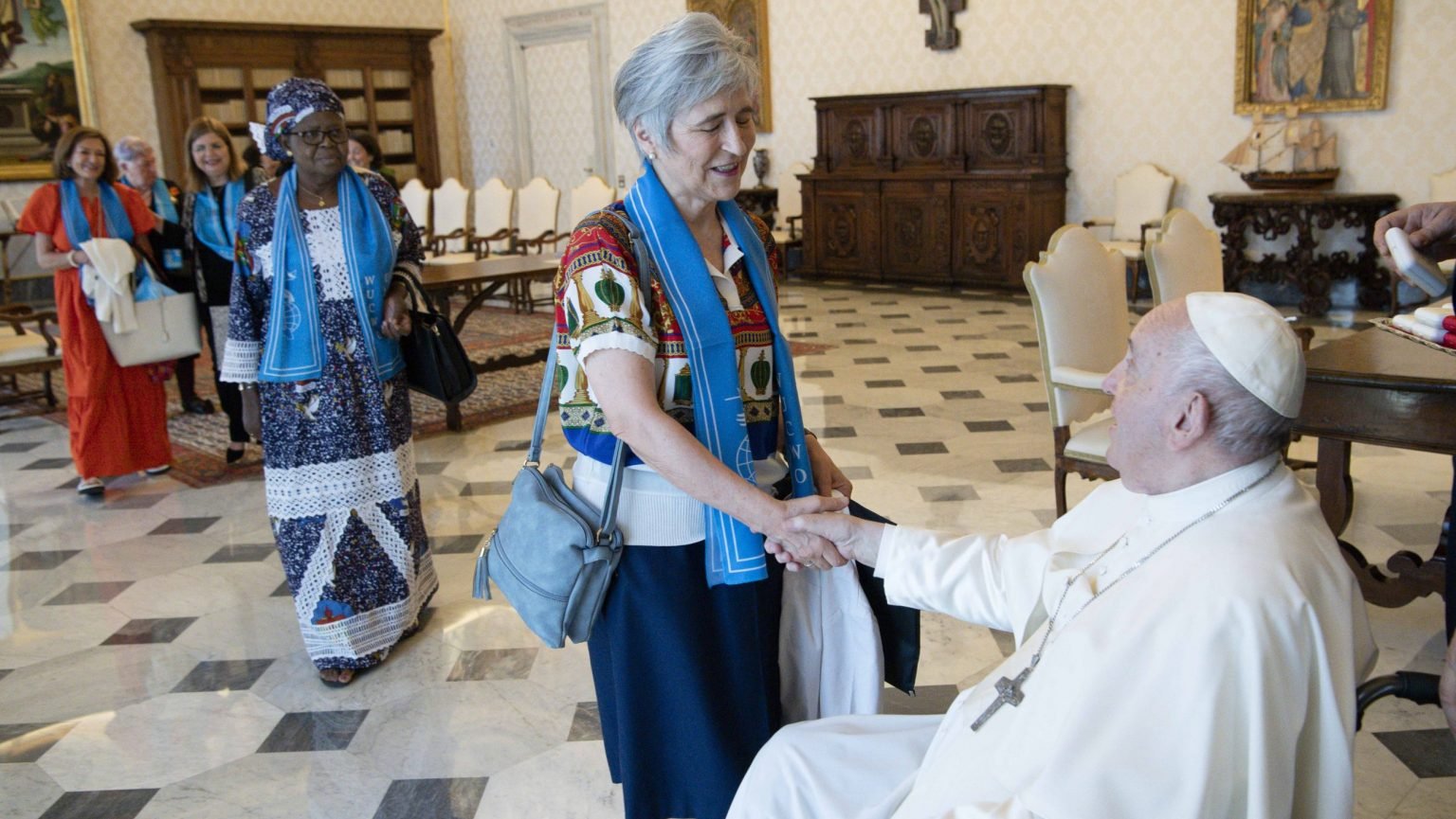La argentina María Lía Zervino, presidenta de la Unión Mundial de Organizaciones Femeninas Católicas, saluda al Papa Francisco el 11 de junio de 2022, durante una reunión en la biblioteca del Palacio Apostólico del Vaticano. El Vaticano anunció el 13 de julio que el Papa había nombrado a Zervino como miembro del Dicasterio para los Obispos. (Foto CNS /Vatican Media)
