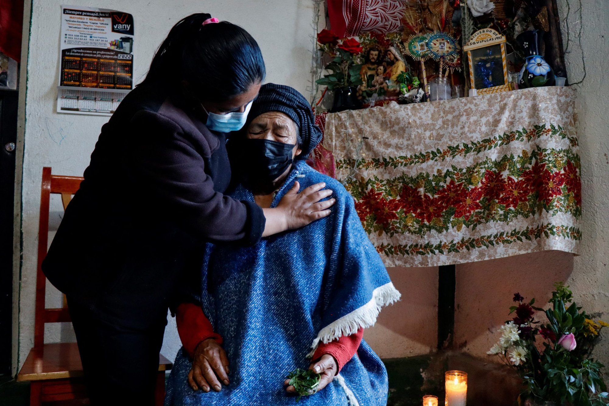 Elena Inés Gallardo, cuyo hijo Jozhue Díaz Gallardo, de 31 años, murió en un tráiler el 27 de junio de 2022, junto con otros migrantes en San Antonio, es consolada por su sobrina en Santa María Tlahuitoltepec, México, el 30 de junio. (Foto CNS /Jorge Luis Plata, Reuters)
