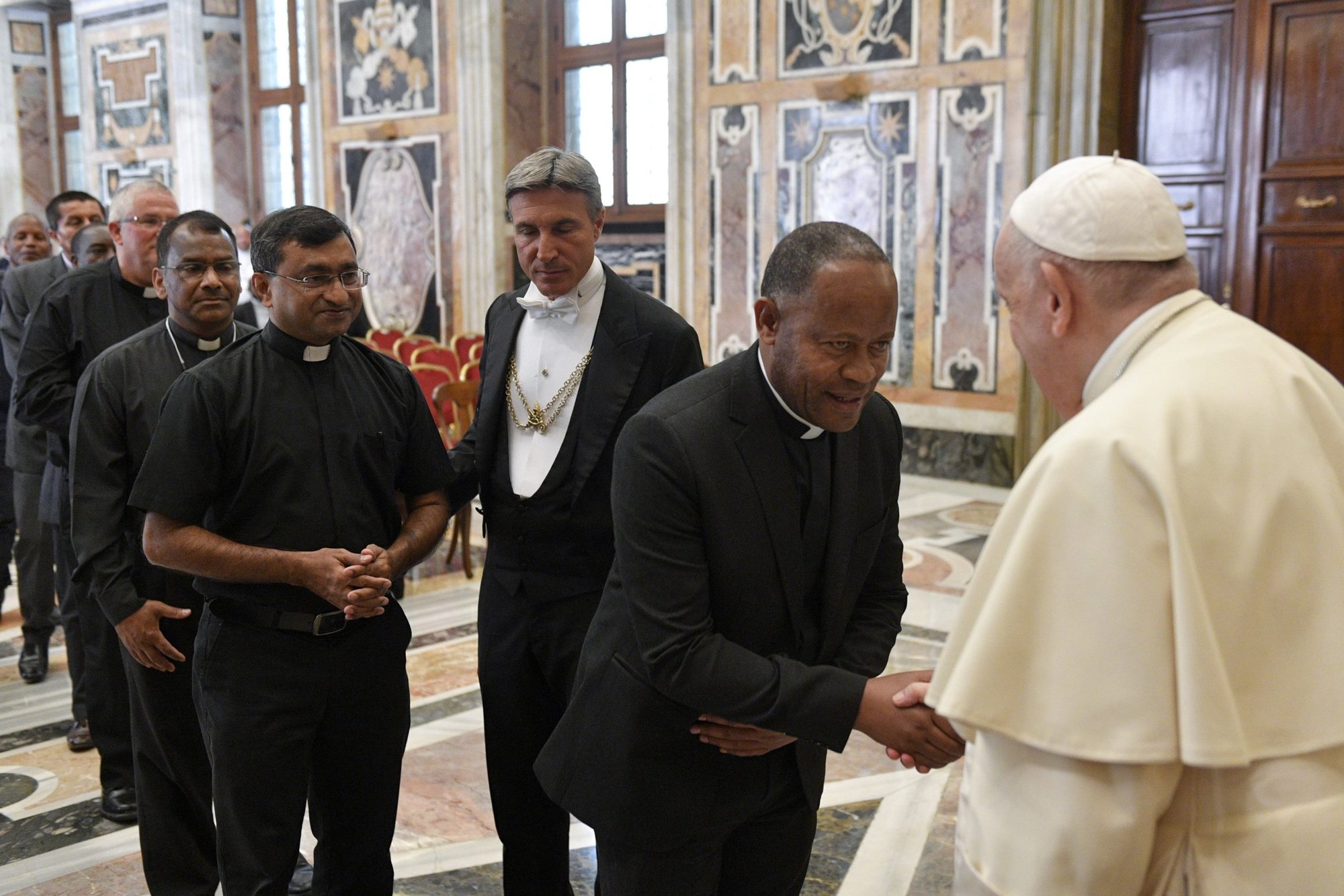El Papa Francisco saluda a los sacerdotes durante un encuentro con los participantes en los capítulos generales de la Orden de la Madre de Dios, los Basilianos de San Josafat y la Congregación de la Misión en el Vaticano el 14 de julio de 2022. El Papa les instó a estar atentos a seguir las directrices de la Iglesia para la protección de los niños. (Foto CNS /Vatican Media)