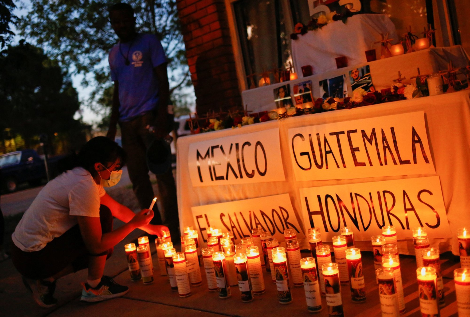 Una mujer en El Paso, Texas, enciende velas durante una vigilia el 5 de julio de 2022 en honor a los 53 migrantes que murieron en un camión de carga en San Antonio el 27 de junio. (Foto CNS/José Luis González, Reuters)