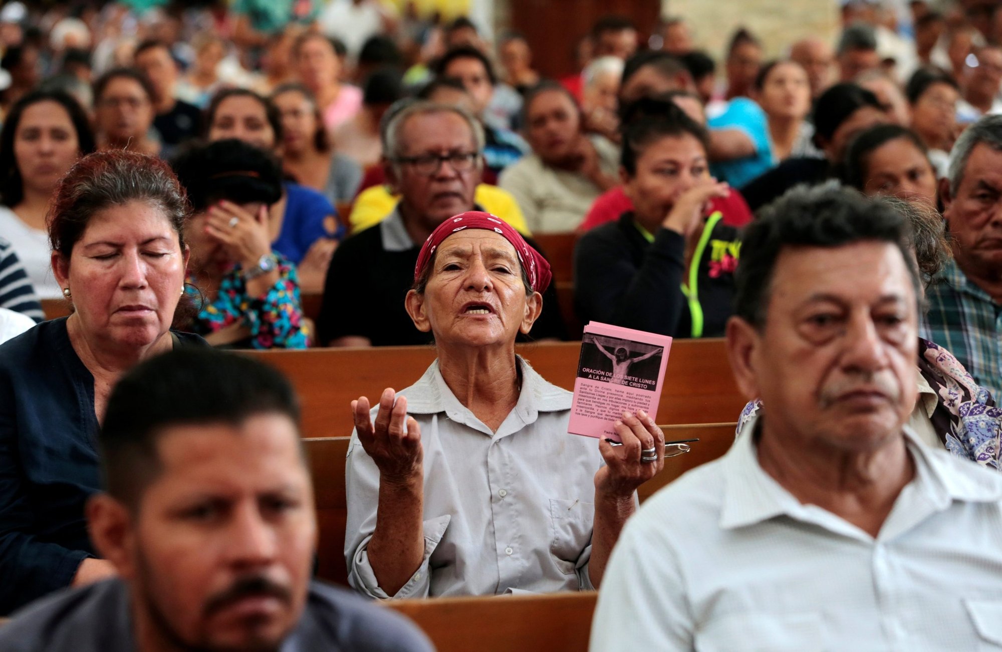 Una mujer reza durante misa en la Catedral Metropolitana de Managua, Nicaragua, el 21 de noviembre de 2019. Católicos en Nicaragua piden la liberación de dos sacerdotes detenidos en los últimos dos meses mientras continúa una campaña de arrestos arbitrarios y represión de la iglesia en el país centroamericano. (Foto CNS/Oswaldo Rivas, Reuters)