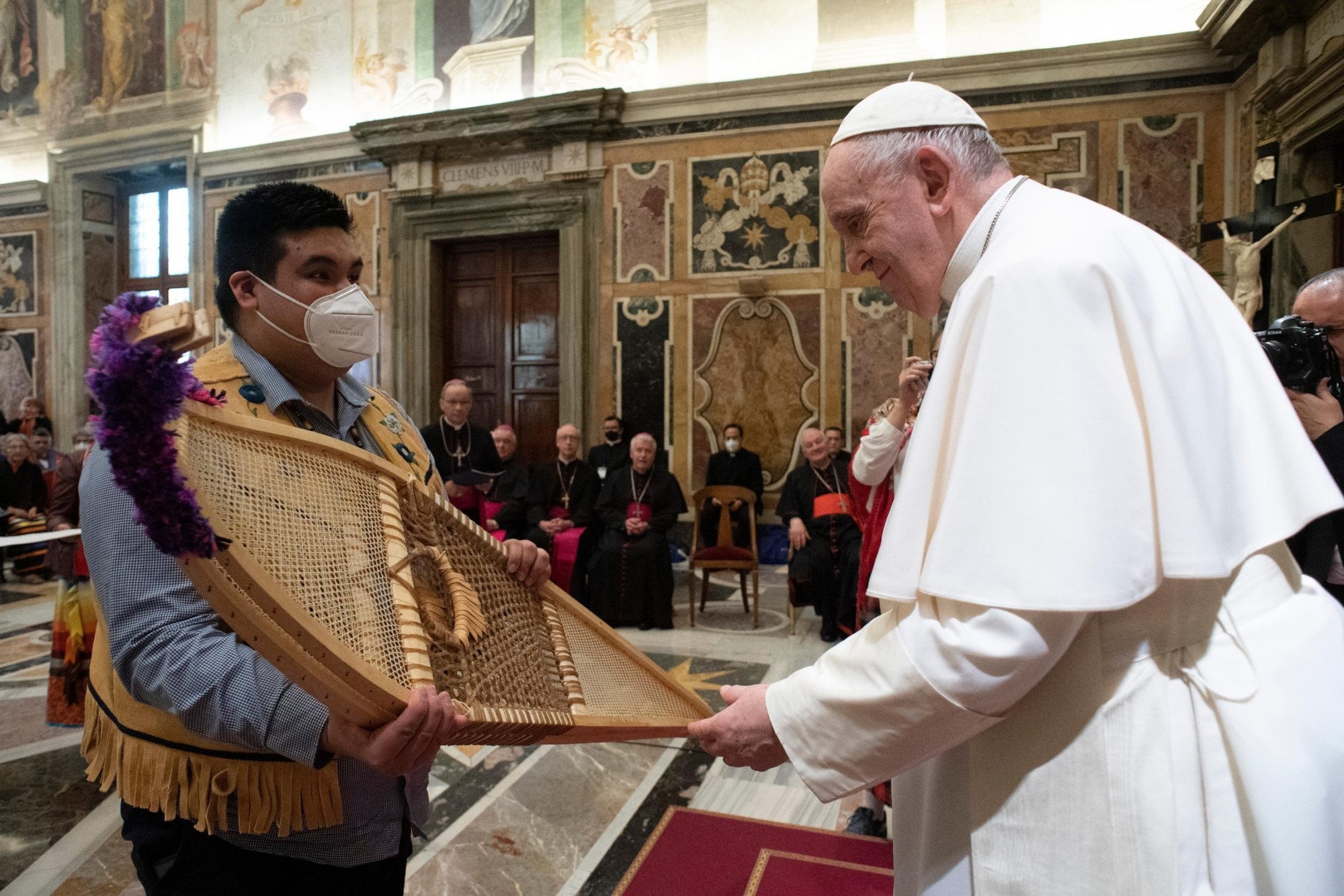 El papa Francisco acepta raquetas de nieve de Adrian Gunner, en representación de la Asamblea de las Primeras Naciones, durante una reunión con grupos indígenas canadienses en el Vaticano en esta foto de archivo del 1 de abril de 2022. El papa planea leer sus discursos en español durante su viaje del 24 al 29 de julio a Canadá. Si bien los indígenas serán el centro del viaje, también se espera preocupación por el medio ambiente y oraciones por Ucrania. (Foto CNS/Vatican Media)