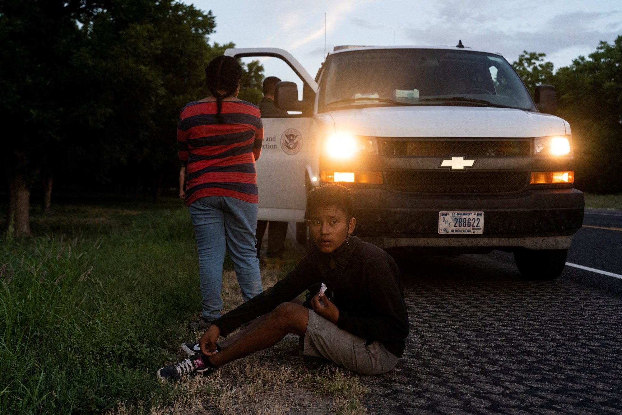 Menores de edad de Honduras aparecen en esta foto con un agente de Aduanas y Protección Fronteriza de EE. UU. en Eagle Pass, Texas, el 25 de julio de 2022. (Foto CNS/Go Nakamura, Reuters)