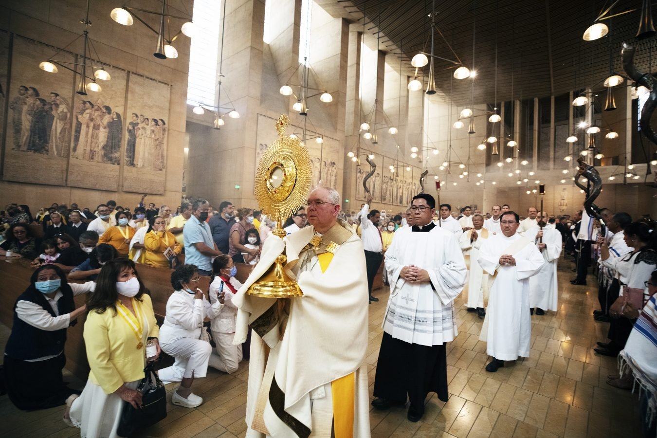El Arzobispo Gómez encabeza la procesión de salida de la Catedral de Nuestra Señora de los Ángeles en la festividad del Corpus Christi, el 19 de junio, para dar inicio a la celebración del Renacimiento Eucarístico. (Víctor Alemán)