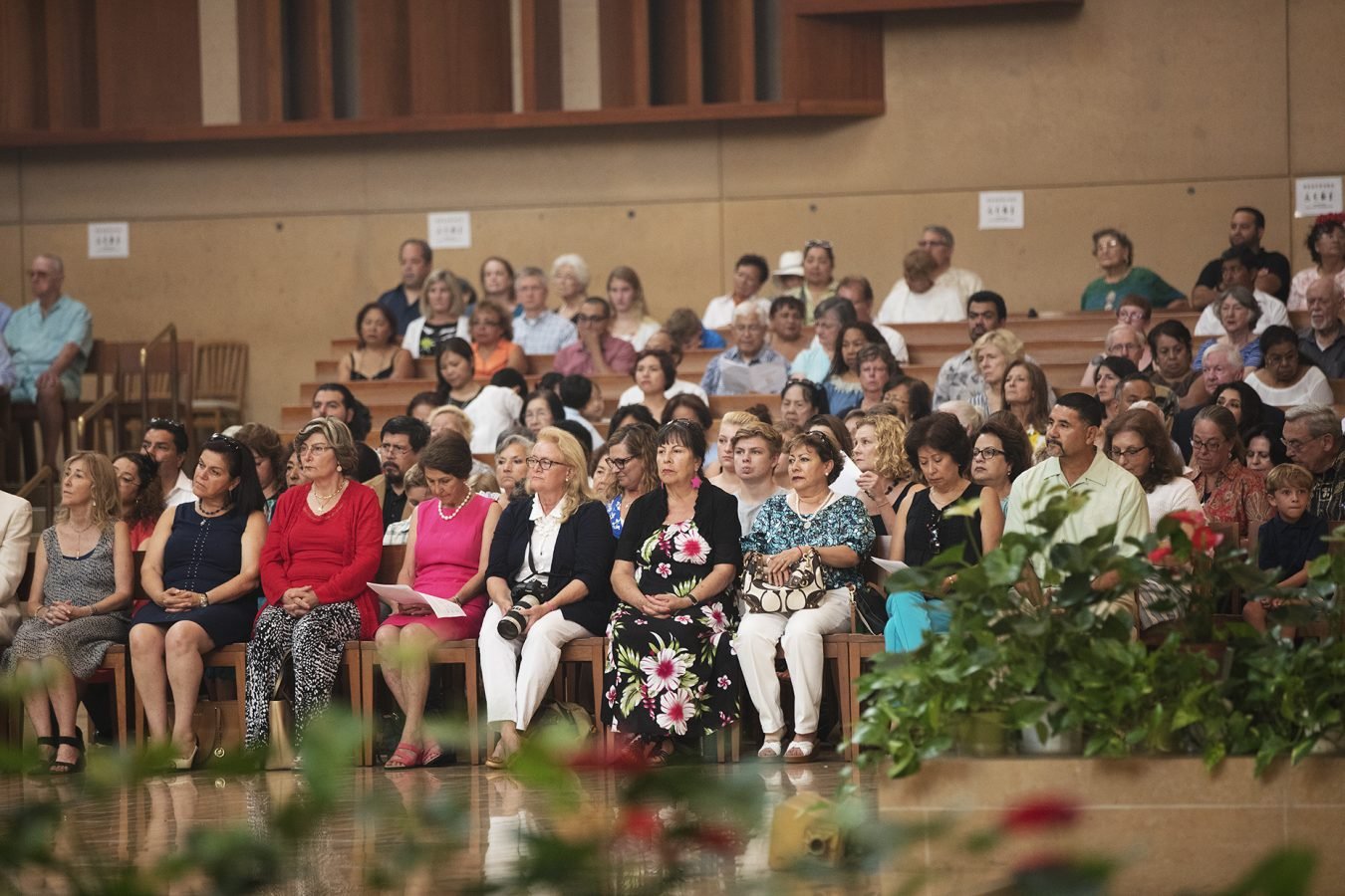 Invitados al último servicio de vísperas de honores papales en la Catedral de Nuestra Señora de los Ángeles, celebrado el 3 de septiembre de 2017. (Víctor Alemán)