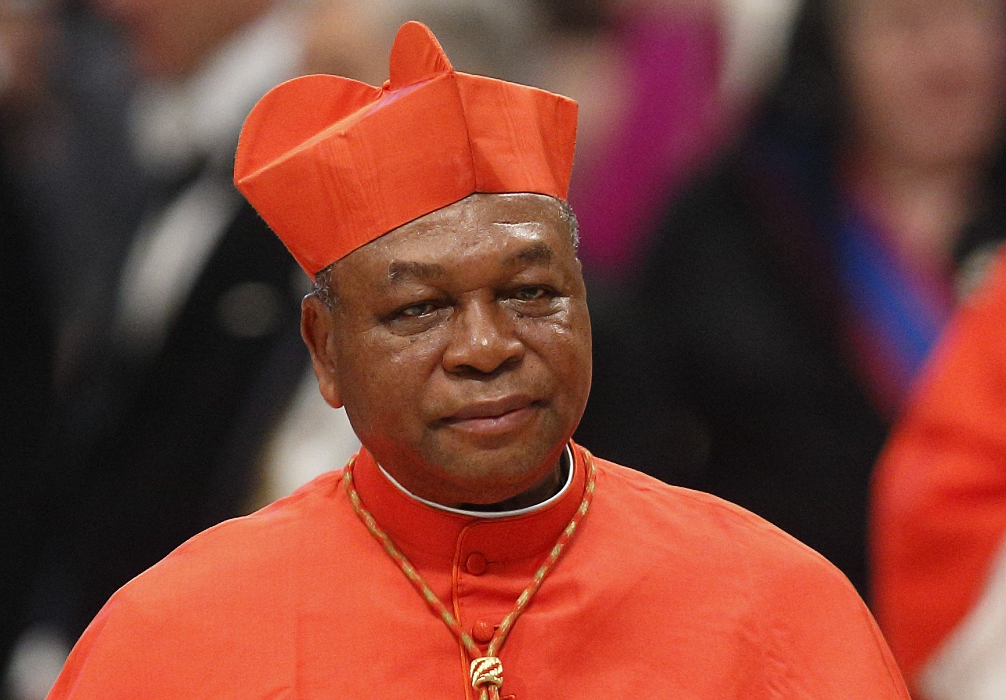 El cardenal John Olorunfemi Onaiyekan de Abuja, Nigeria, llega a un consistorio en la Basílica de San Pedro en el Vaticano en esta foto de archivo del 28 de junio de 2017. En un discurso en Roma el 8 de enero, el cardenal Onaiyekan dijo que no quiere encontrar un musulmán moderado con el que dialogar, sino uno convencido de su fe. (Foto CNS /Paul Haring)