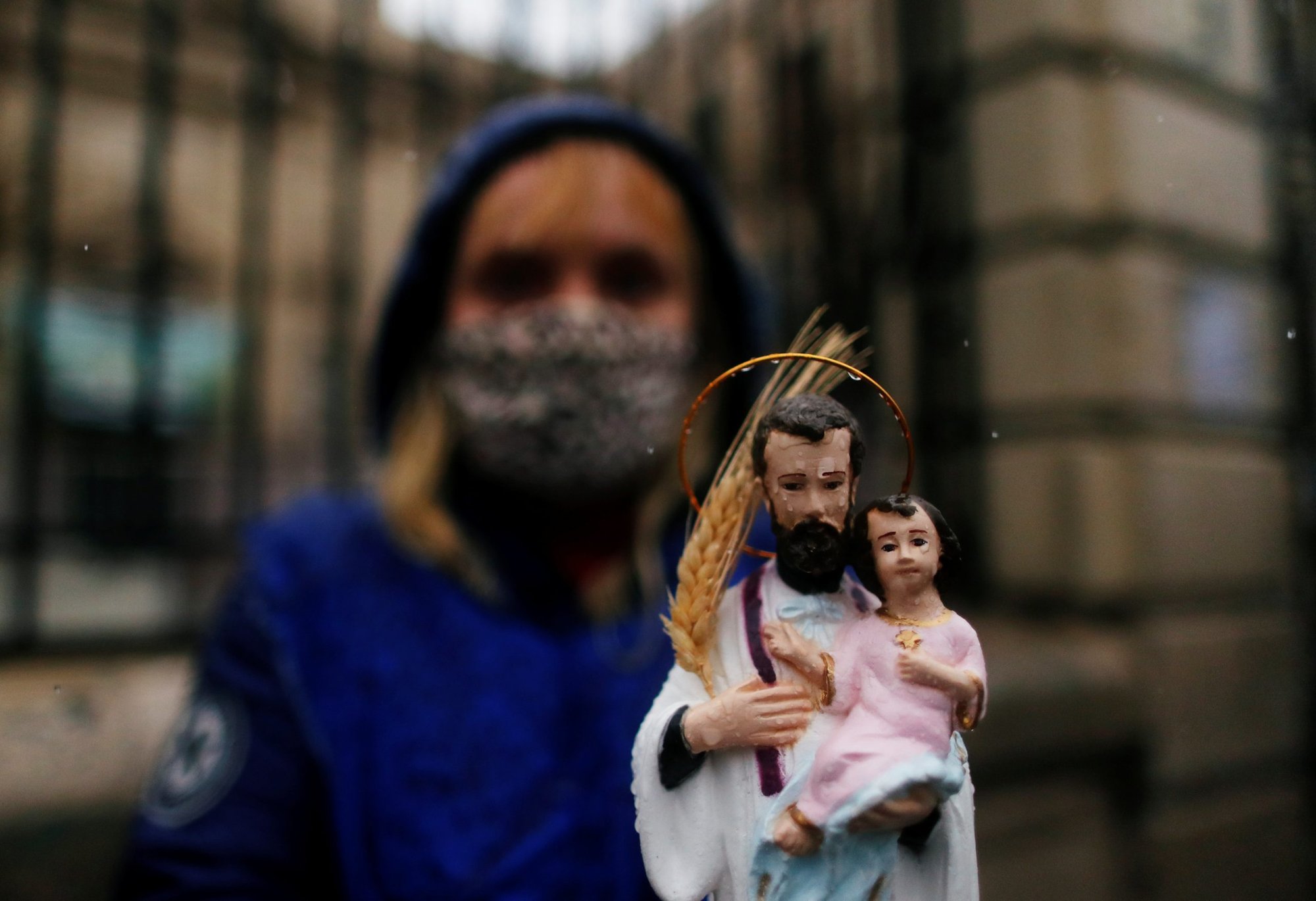 Una mujer sostiene una estatua que representa a San Cayetano, patrón del trabajo y del pan, durante las celebraciones del día del santo el 7 de agosto de 2020, en Buenos Aires, Argentina. (Foto CNS /Agustin Marcarian, Reuters)