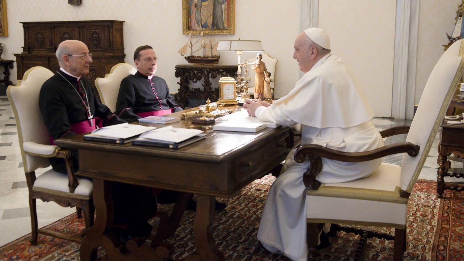 El Papa Francisco se reúne con monseñor Fernando Ocáriz, a la izquierda, prelado del Opus Dei, y monseñor Mariano Fazio, vicario auxiliar de la prelatura, durante una audiencia en el Vaticano el 29 de noviembre de 2021. (CNS/Vatican Media)