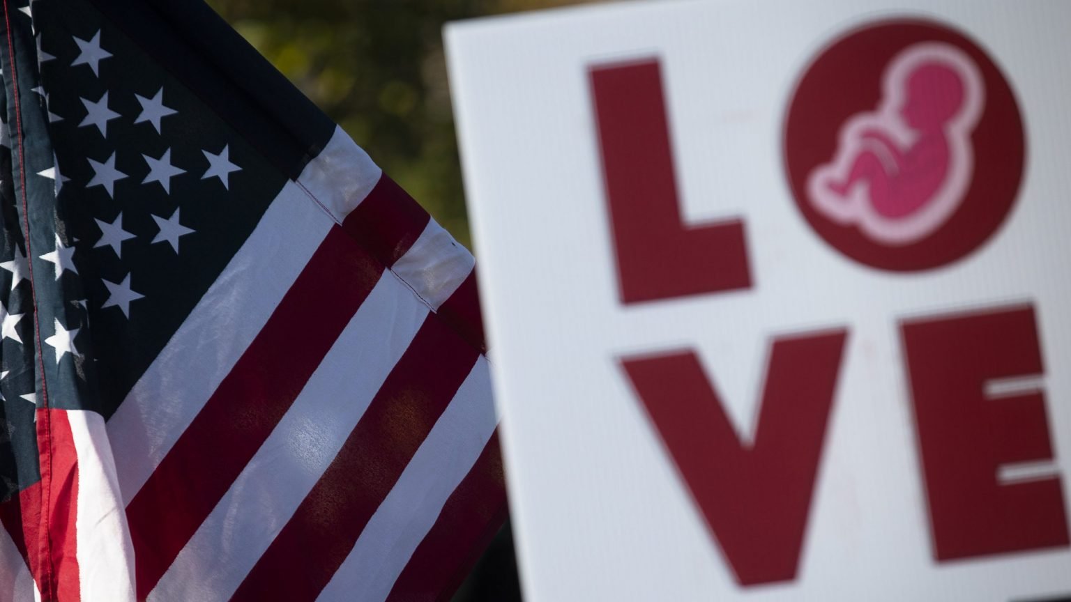Defensores de la vida son vistos cerca de la Corte Suprema de Estados Unidos el 1 de diciembre de 2021. (Foto CNS /Tyler Orsburn)