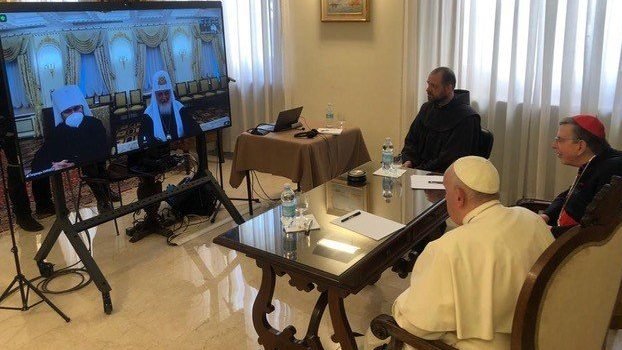 El papa Francisco y el cardenal suizo Kurt Koch, presidente del Consejo Pontificio para la Promoción de la Unidad de los Cristianos, hablan por vídeo con el patriarca ortodoxo ruso Kirill de Moscú y el metropolita Hilarión de Volokolamsk, responsable de las relaciones exteriores de la Iglesia ortodoxa rusa, el 16 de marzo de 2022. También aparece el padre franciscano ucraniano Marek Viktor Gongalo. (CNS /Vatican Media)