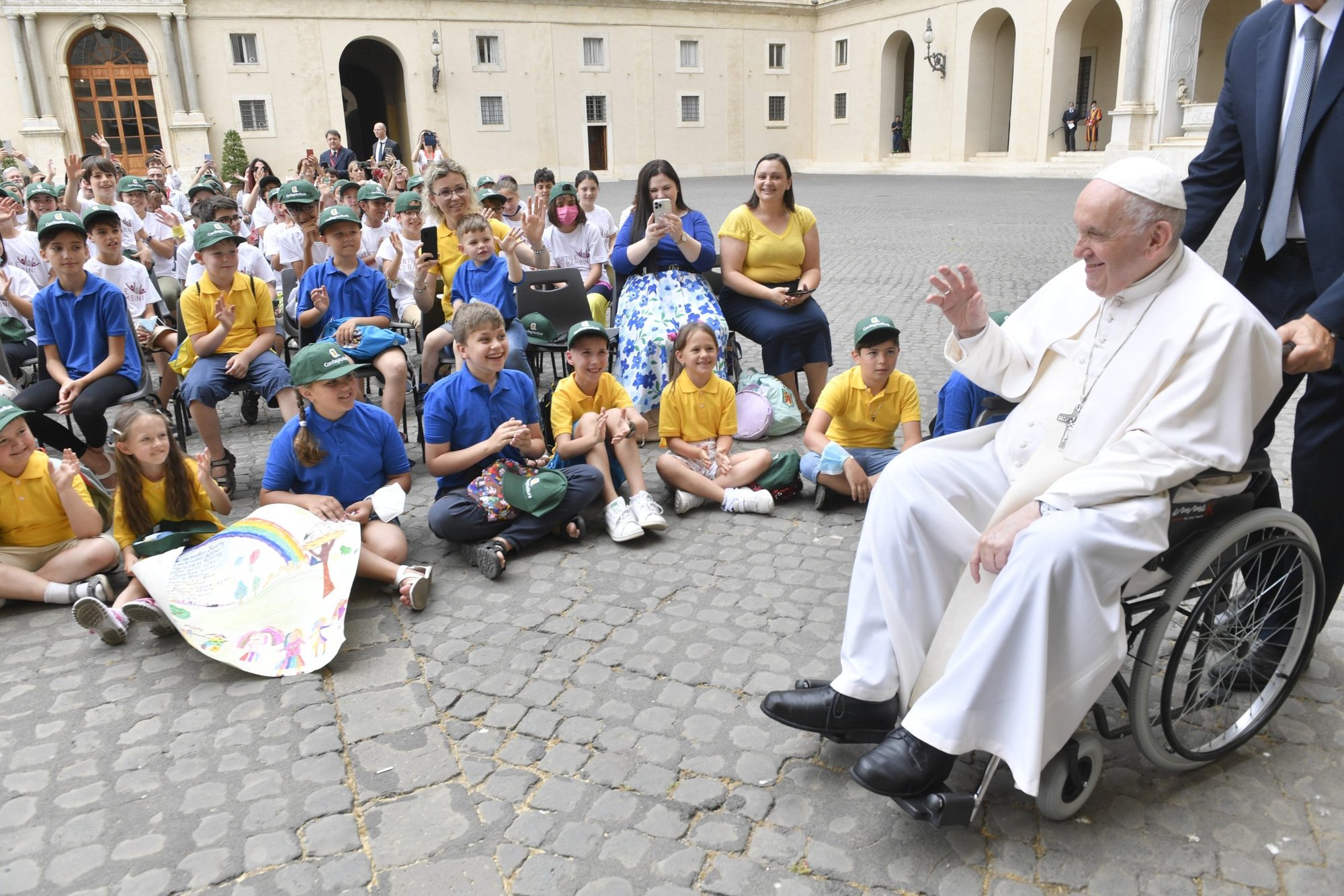 El Papa Francisco dirige una audiencia con unos 160 niños en el Patio de San Dámaso del Vaticano el 4 de junio de 2022. La mayoría eran jóvenes con discapacidad visual y sus hermanos, pero también había un grupo de niños de Ucrania. (Foto CNS/Vatican Media).
